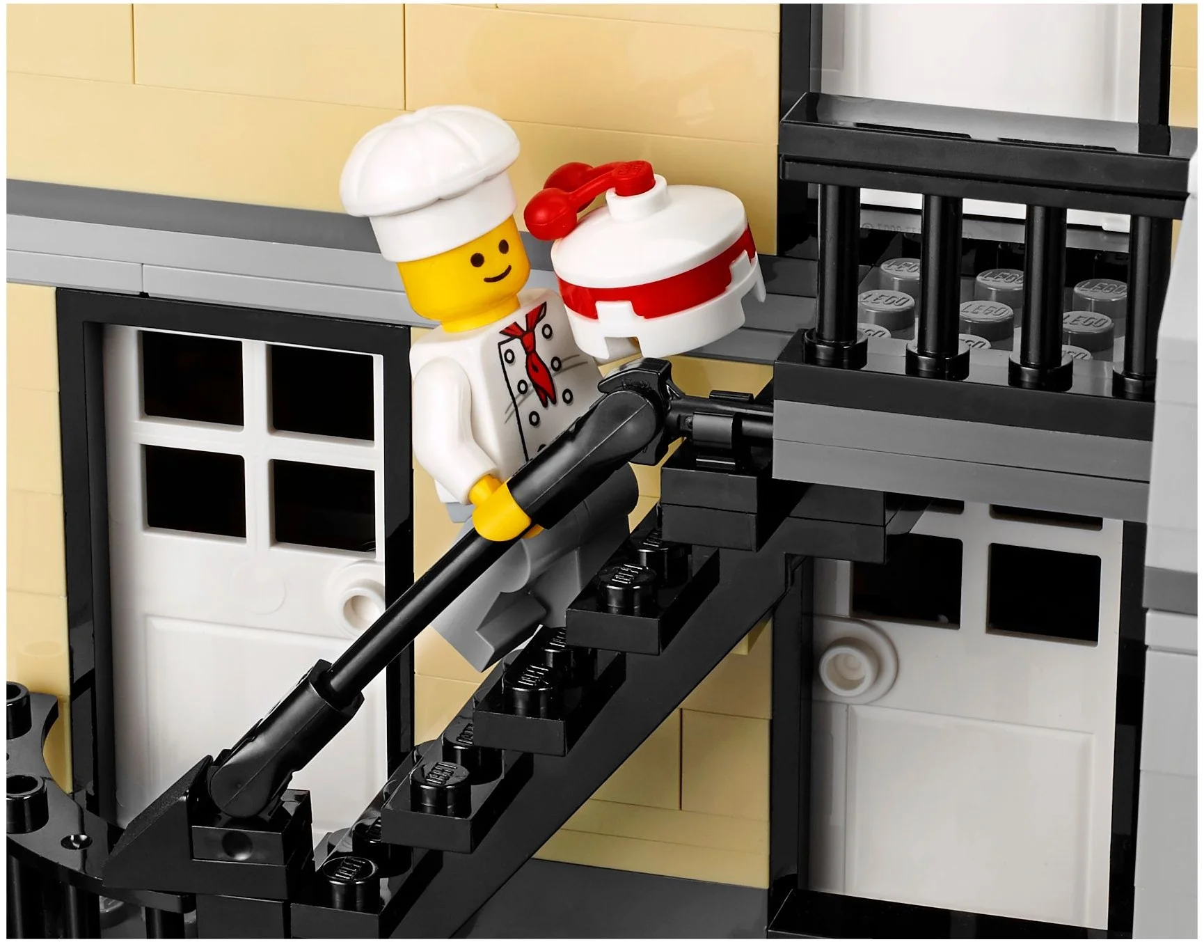 LEGO® 10255 Plac zgromadzeń - zdjęcie 16