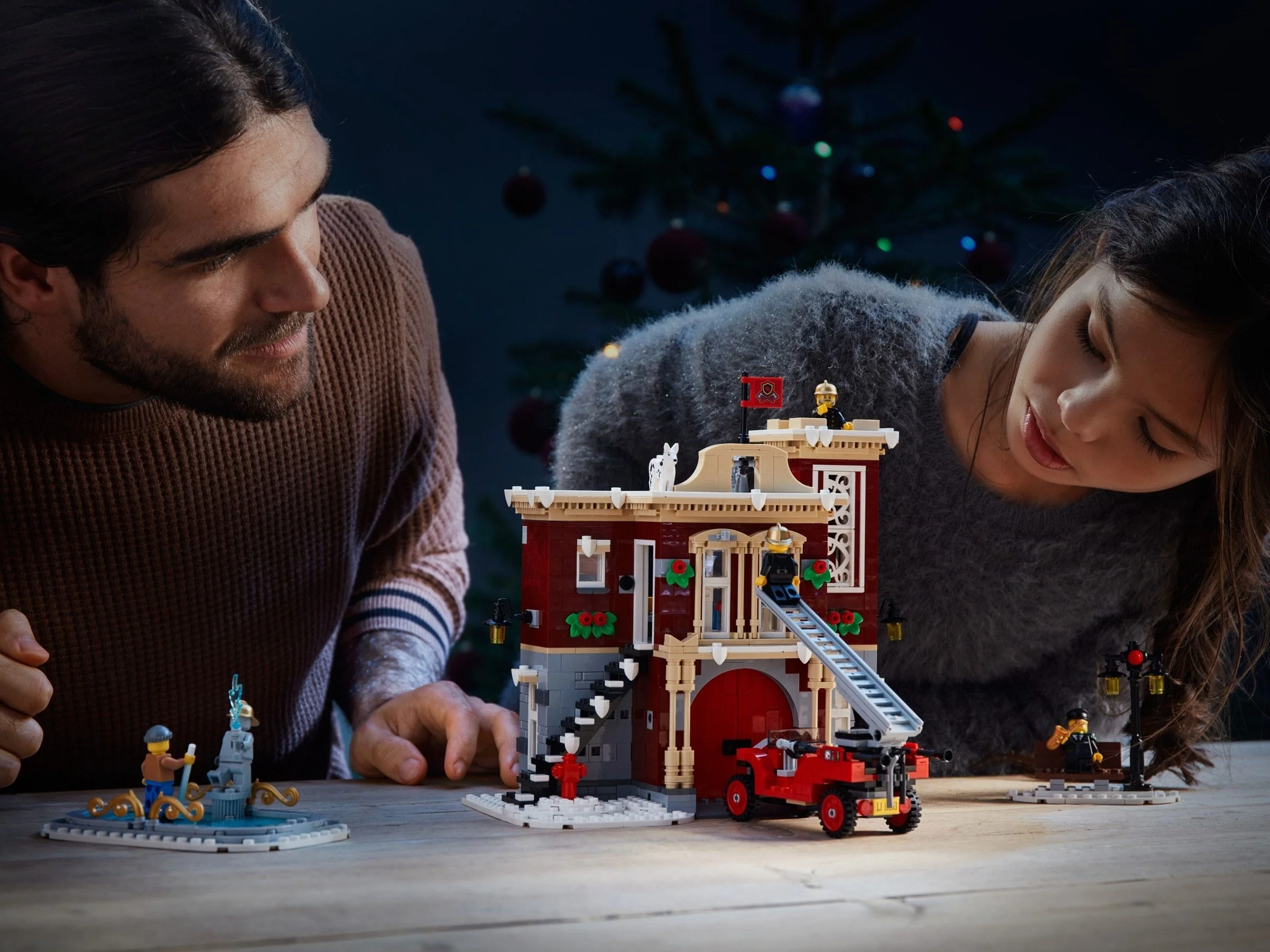 LEGO® 10263 Expert Remiza strażacka w zimowej wiosce - zdjęcie 16