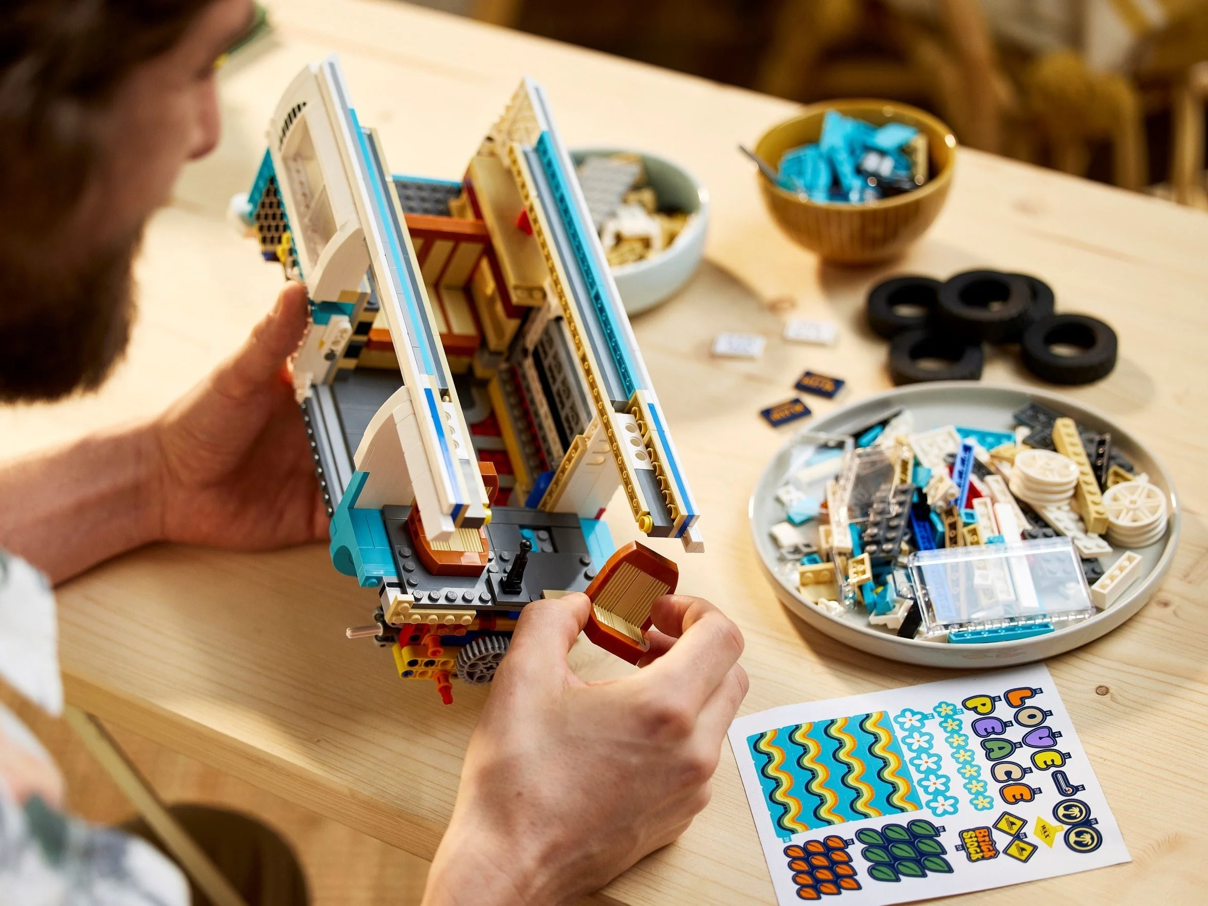 LEGO® 10279 Klocki Lego Creator Expert Zestaw Bus Van kempingowy Volkswagen T2 - zdjęcie 10