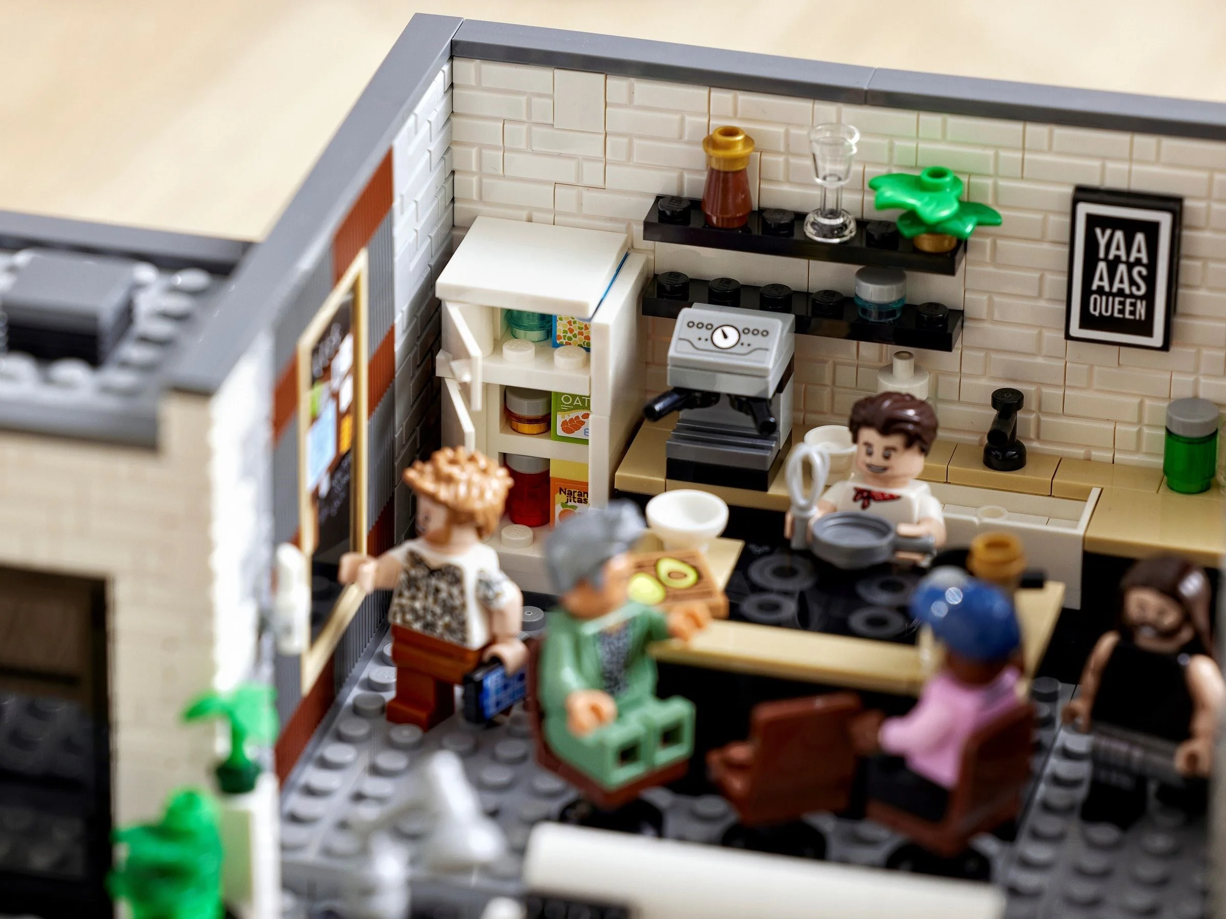 LEGO® 10291 Mieszkanie Fab Five - zdjęcie 4