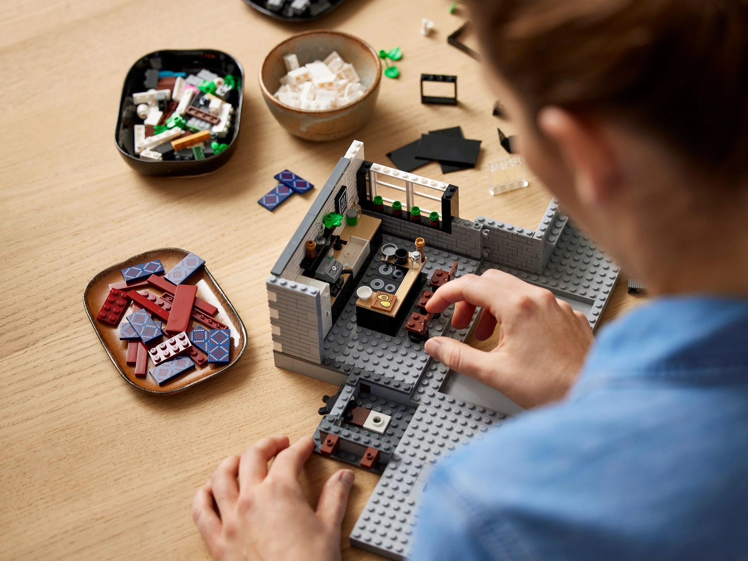 LEGO® 10291 Mieszkanie Fab Five - zdjęcie 7