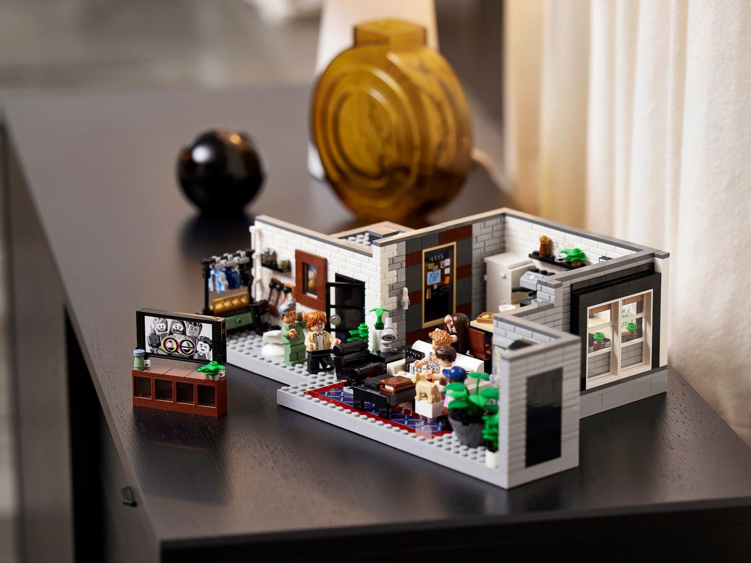 LEGO® 10291 Mieszkanie Fab Five - zdjęcie 9