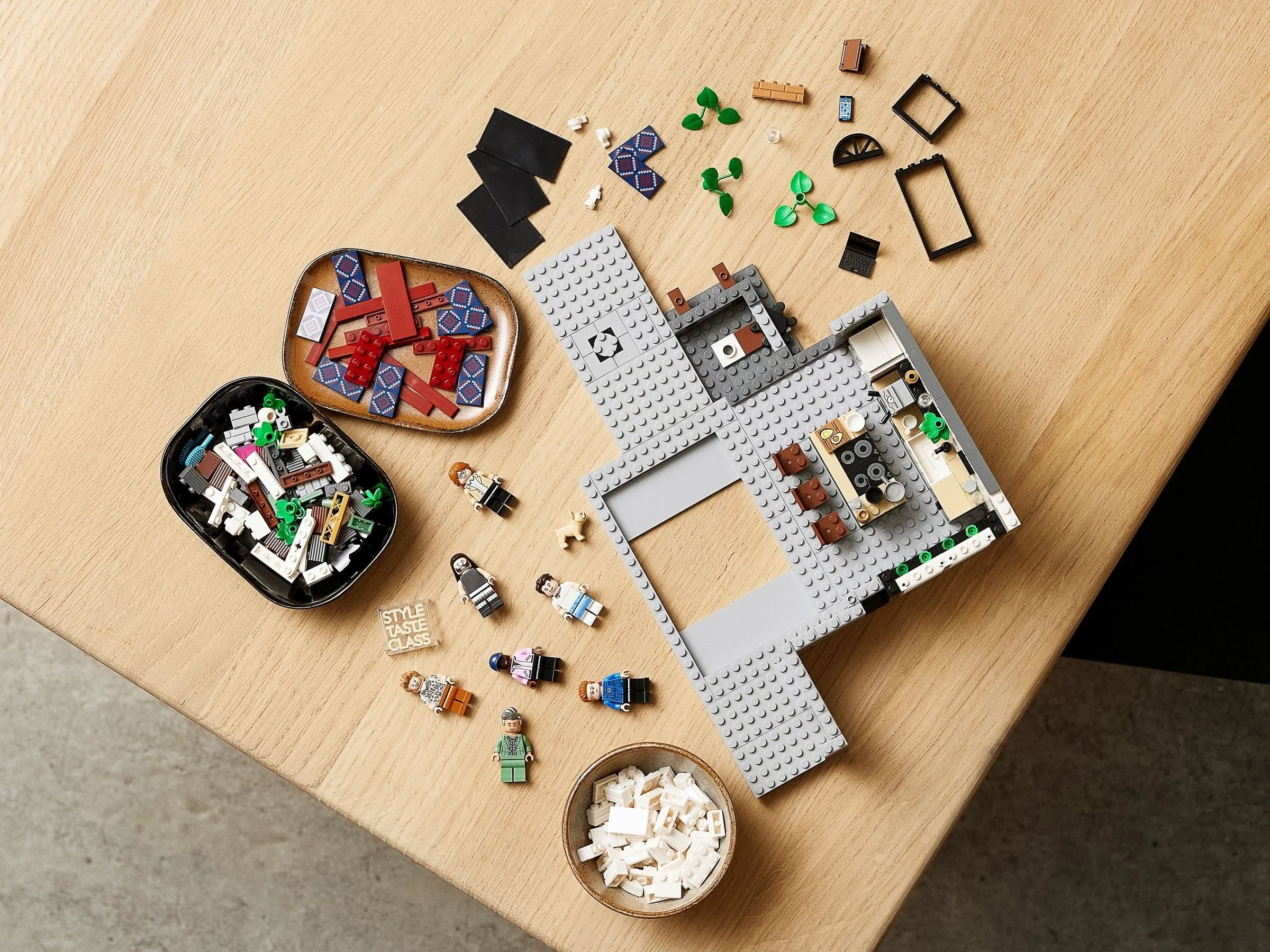LEGO® 10291 Mieszkanie Fab Five - zdjęcie 10