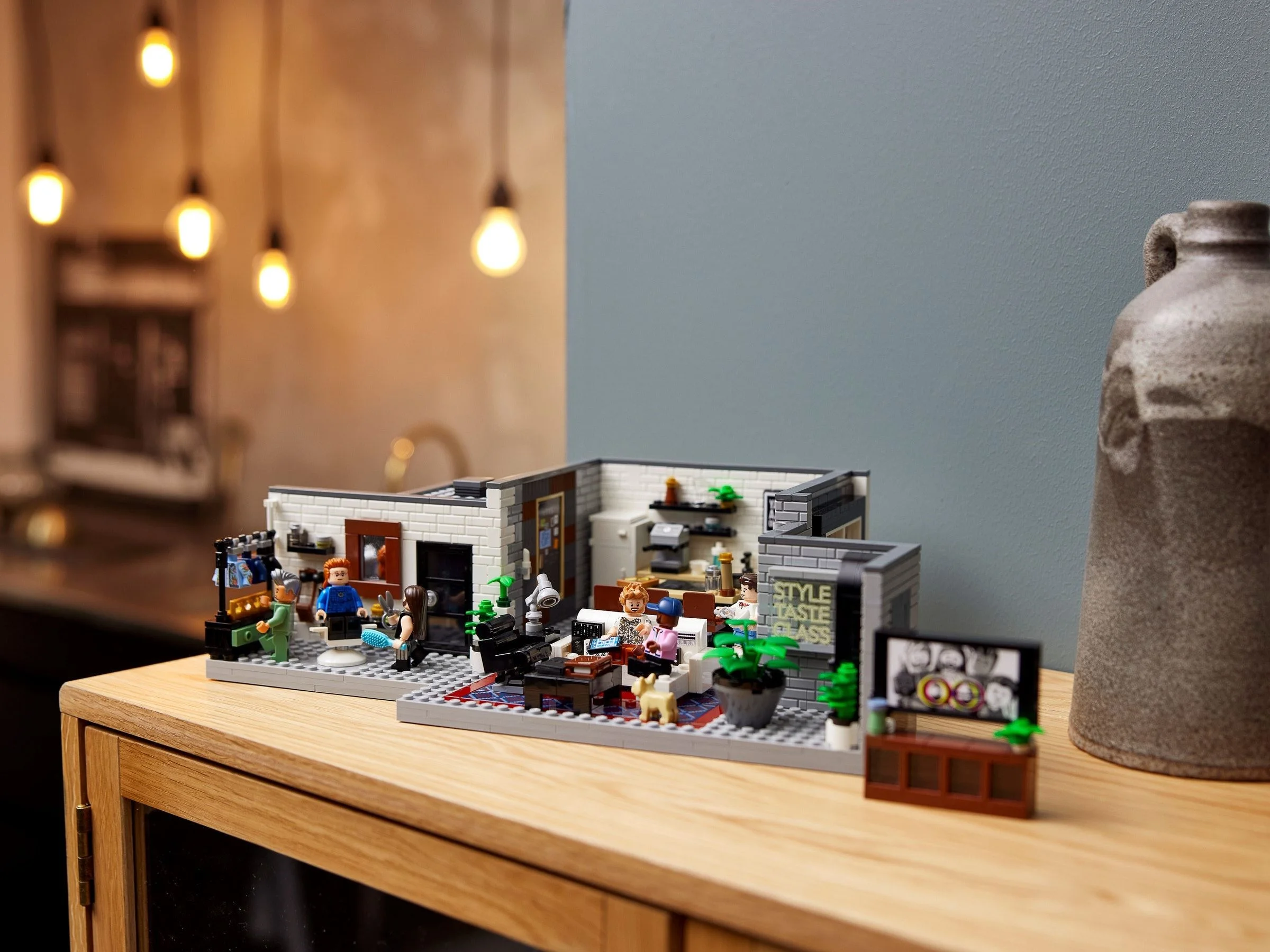 LEGO® 10291 Mieszkanie Fab Five - zdjęcie 12