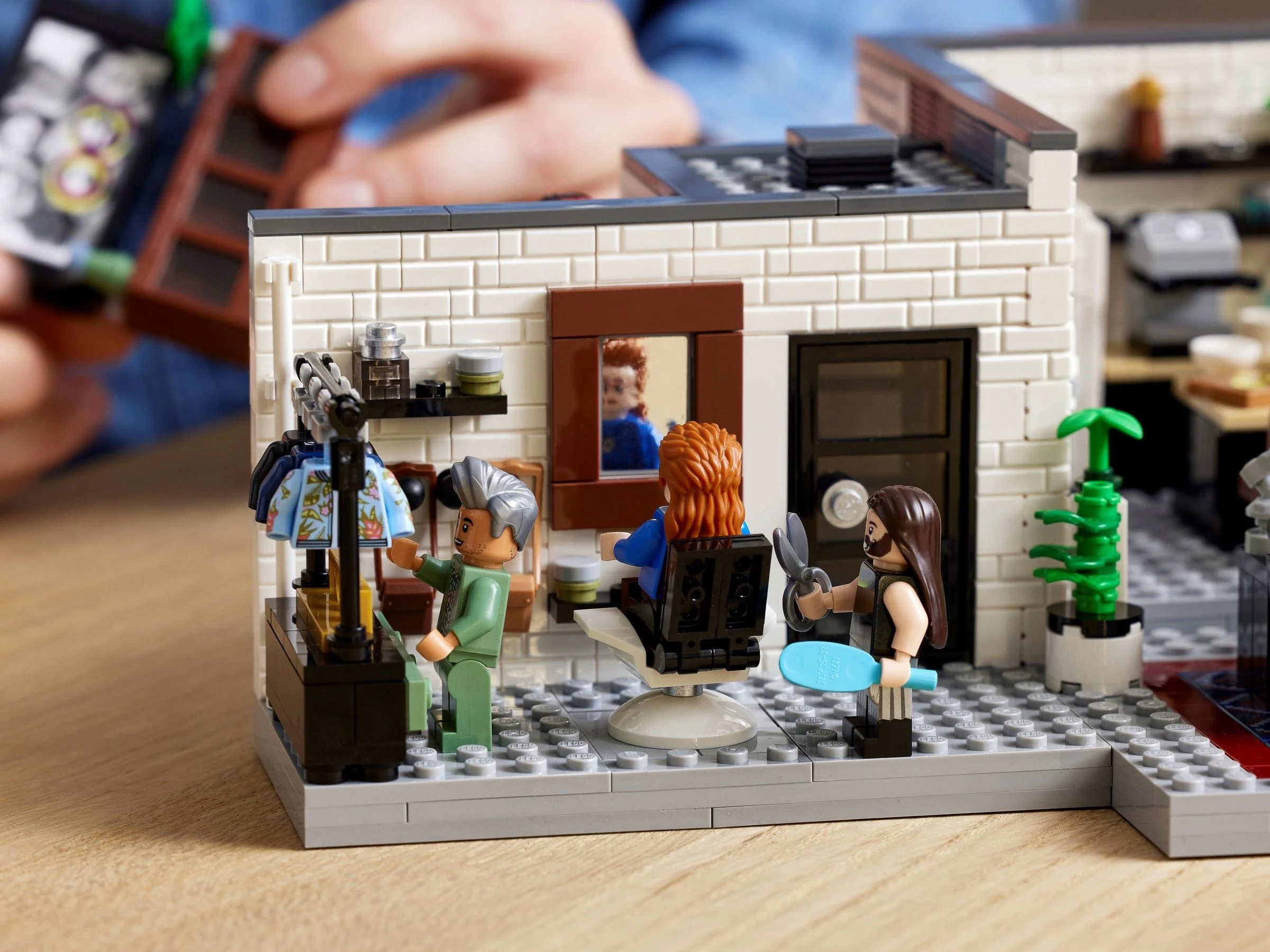 LEGO® 10291 Mieszkanie Fab Five - zdjęcie 20