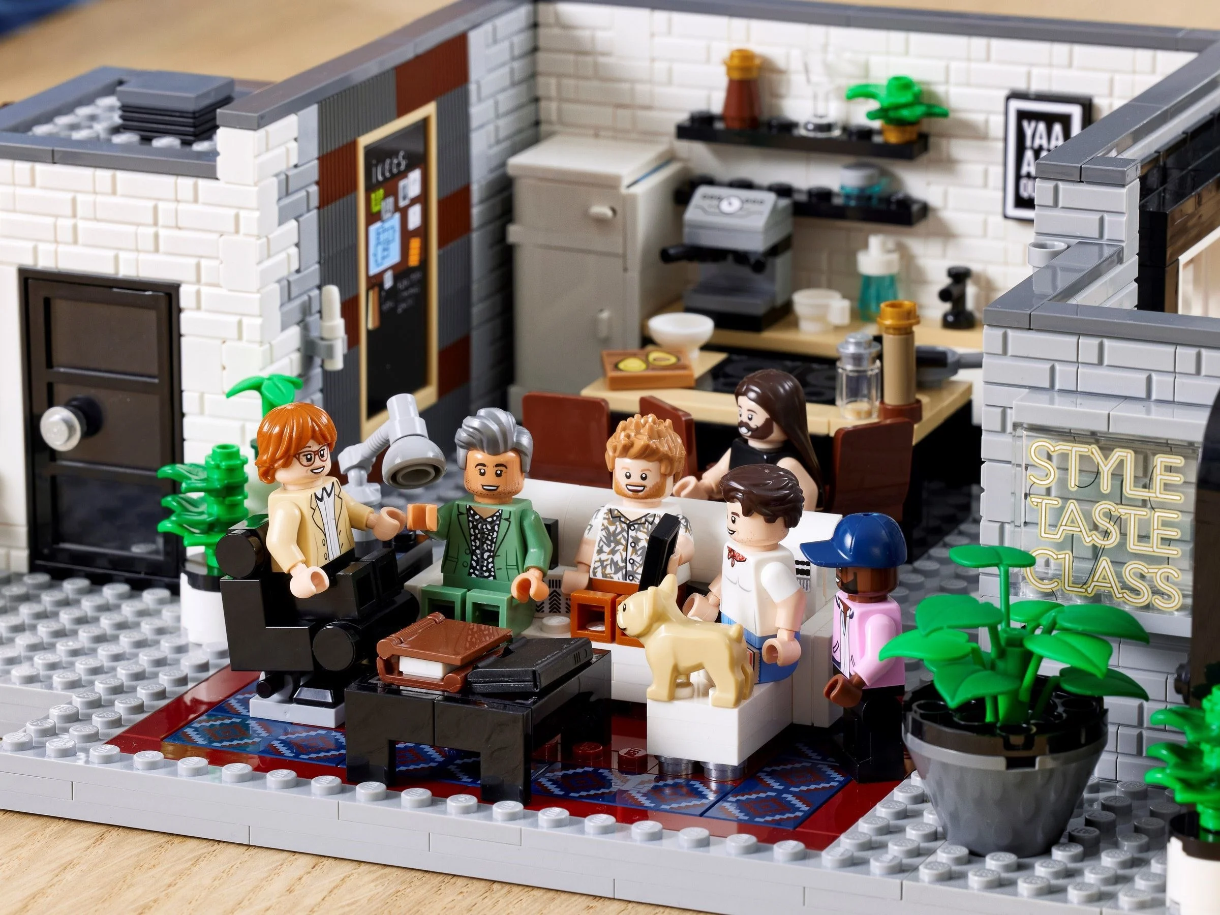 LEGO® 10291 Mieszkanie Fab Five - zdjęcie 21