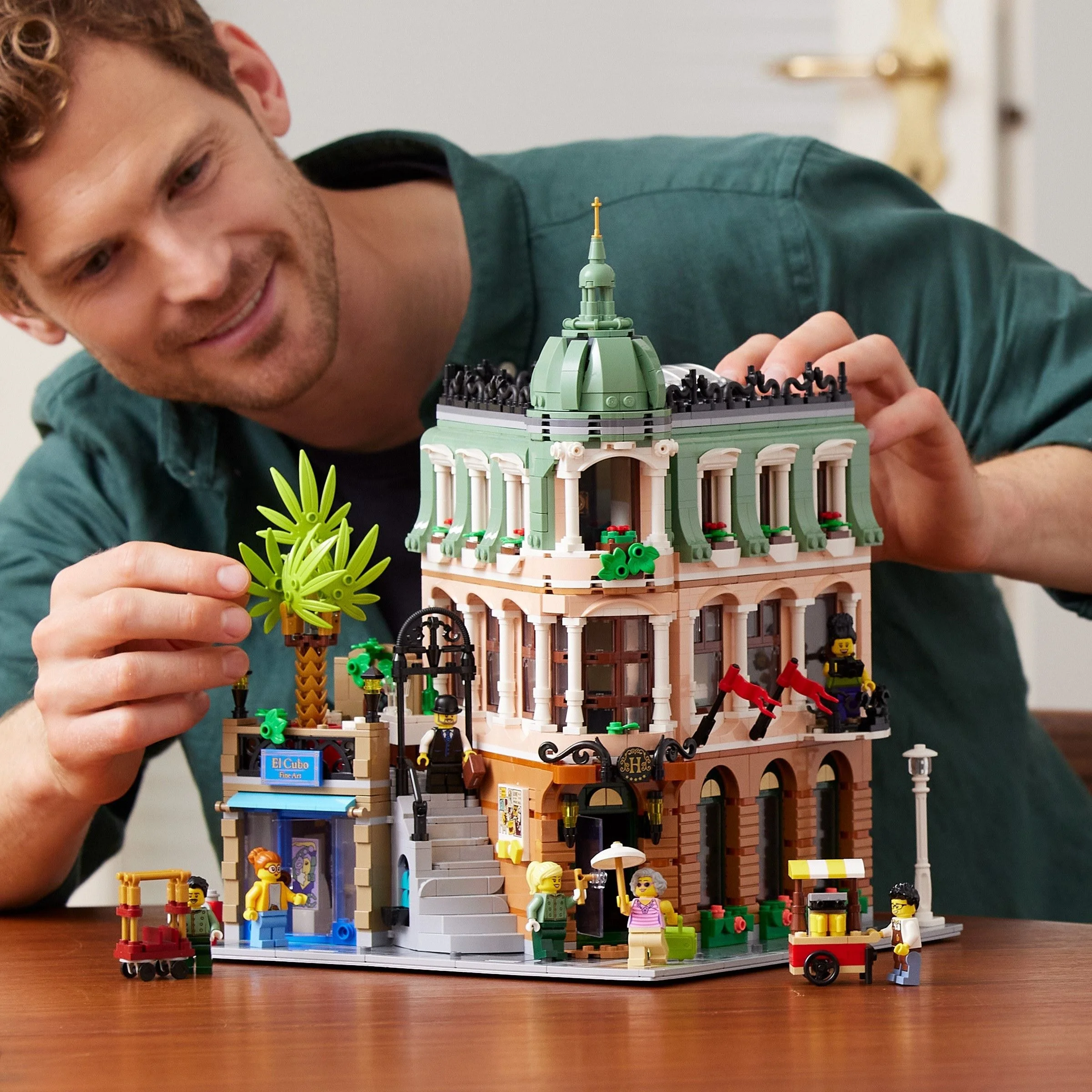 LEGO® 10297 Hotel butikowy - zdjęcie 15