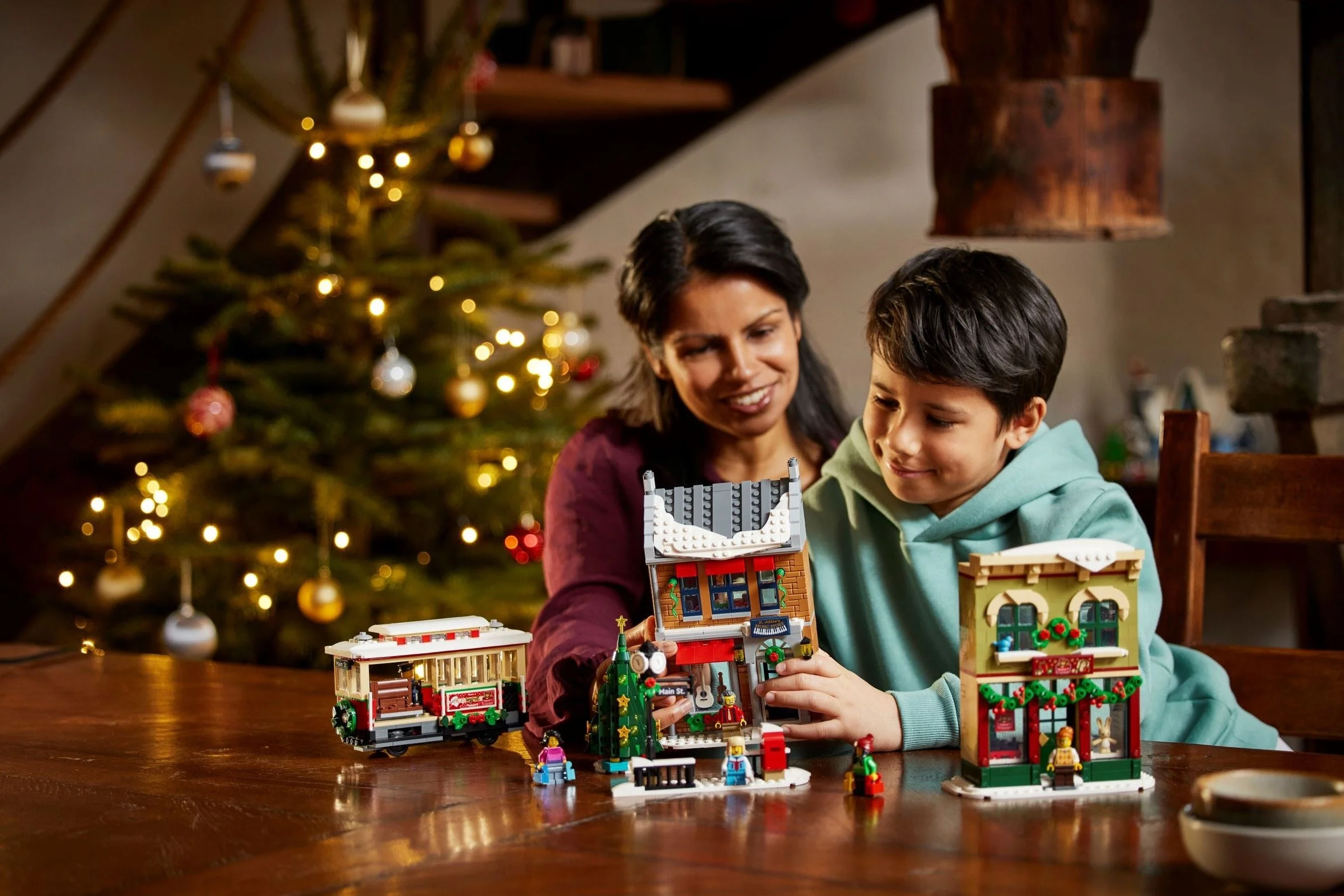 LEGO® 10308 Icons Świąteczna Główna Ulica - zdjęcie 7