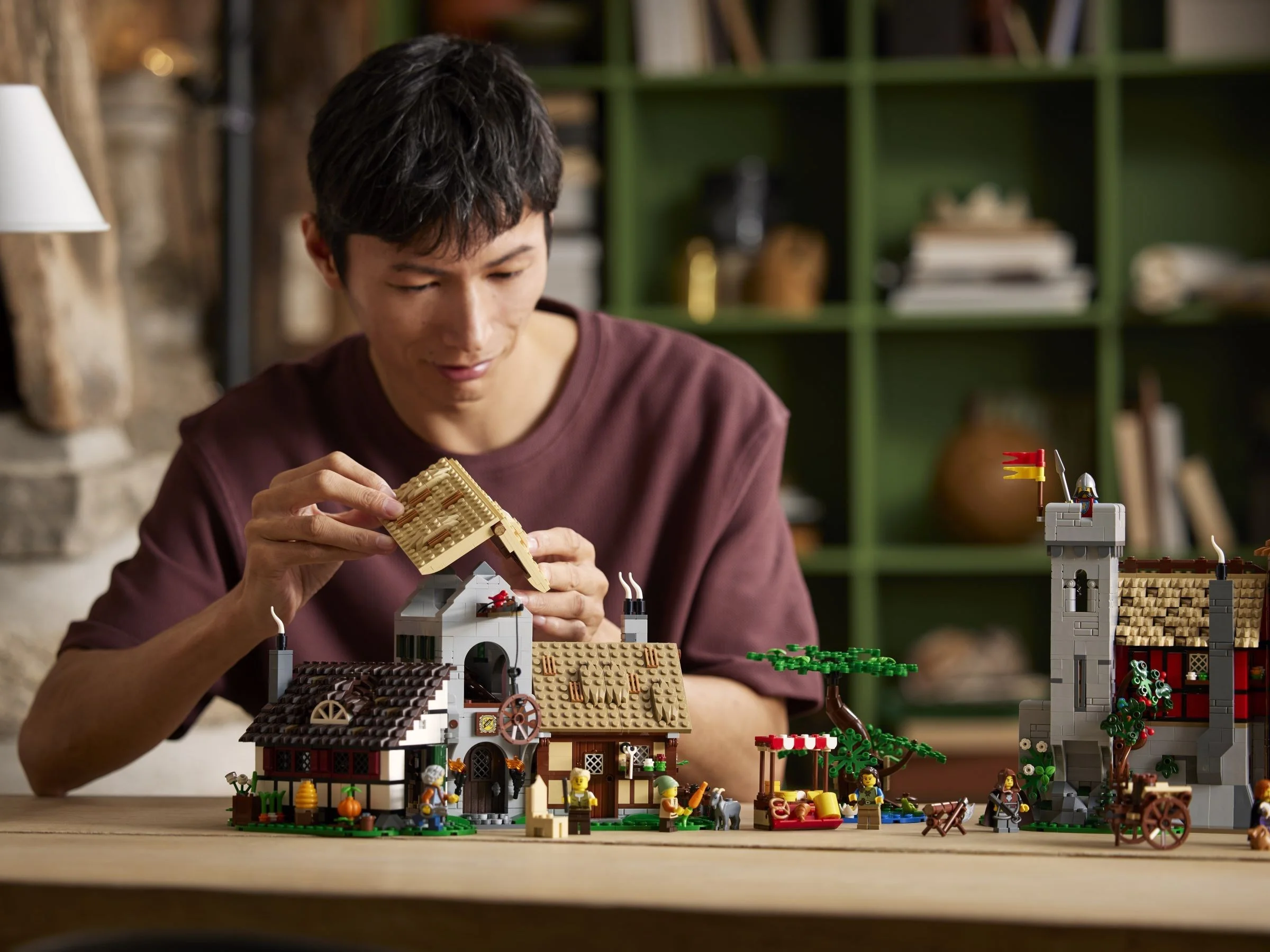 LEGO® 10332 Średniowieczny plac miejski - zdjęcie 5