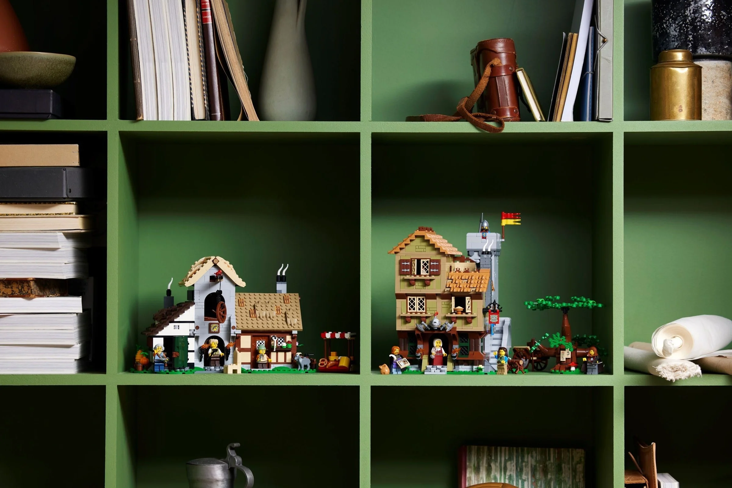 LEGO® 10332 Średniowieczny plac miejski - zdjęcie 8
