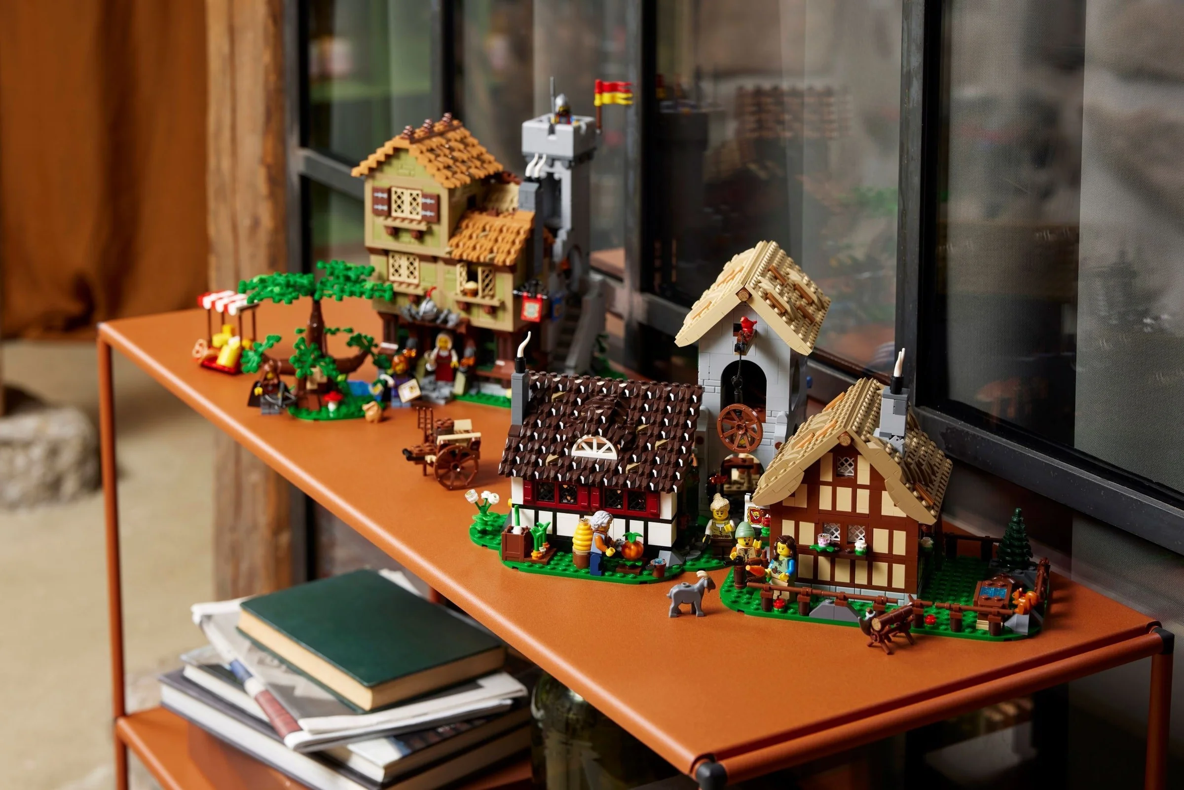 LEGO® 10332 Średniowieczny plac miejski - zdjęcie 9