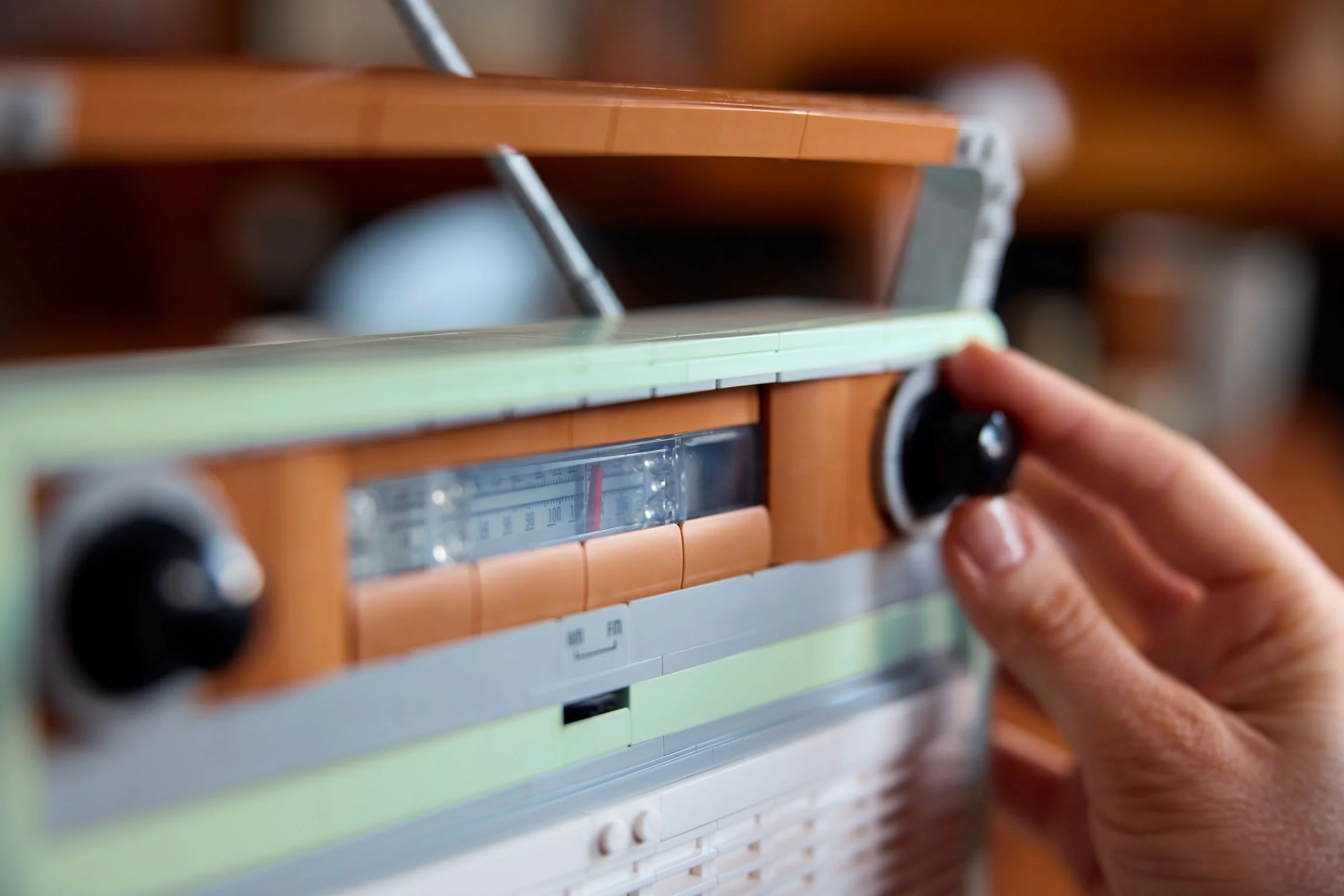 LEGO® 10334 Radio w stylu retro - zdjęcie 11