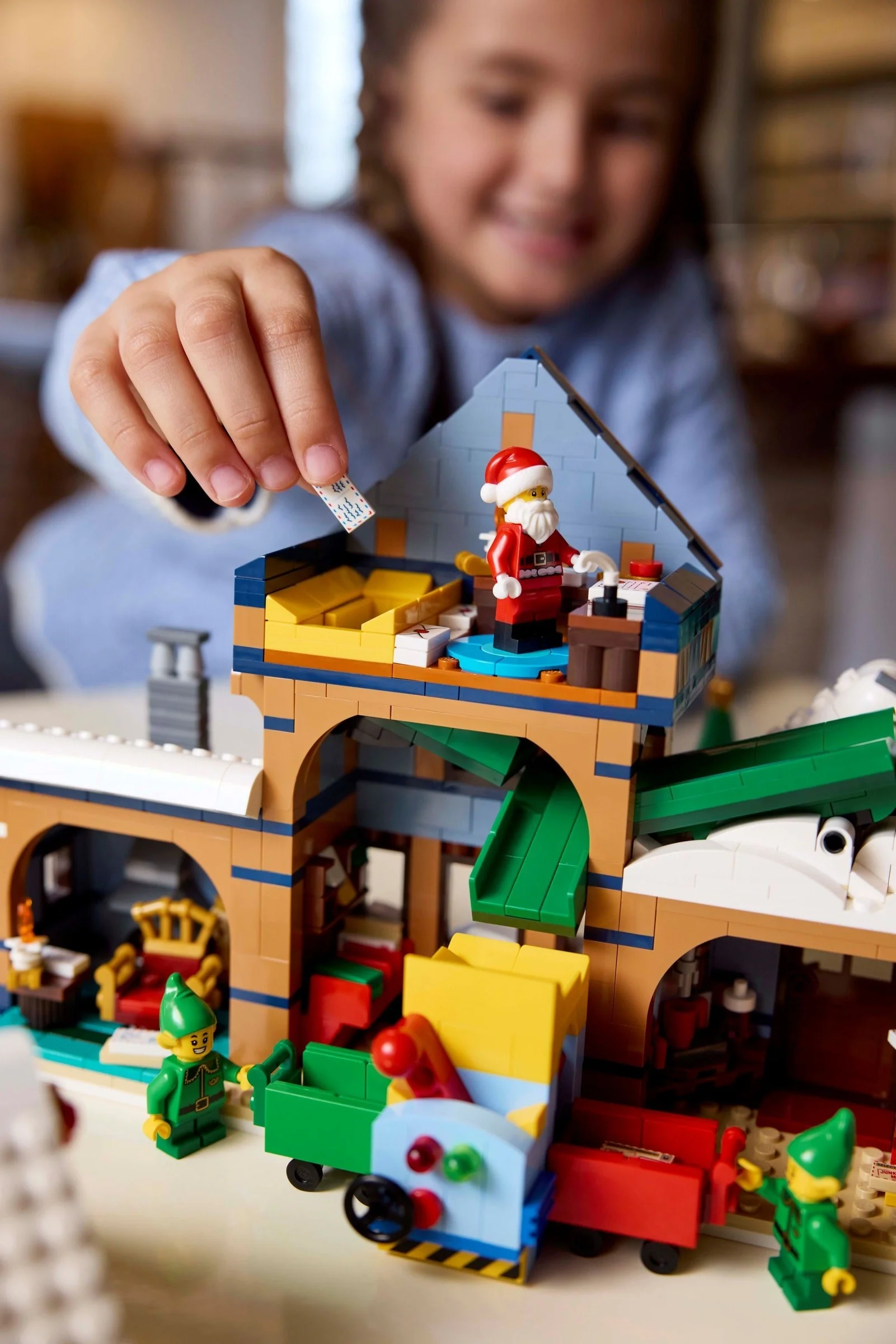 LEGO® 10339 Poczta Świętego Mikołaja - zdjęcie 5