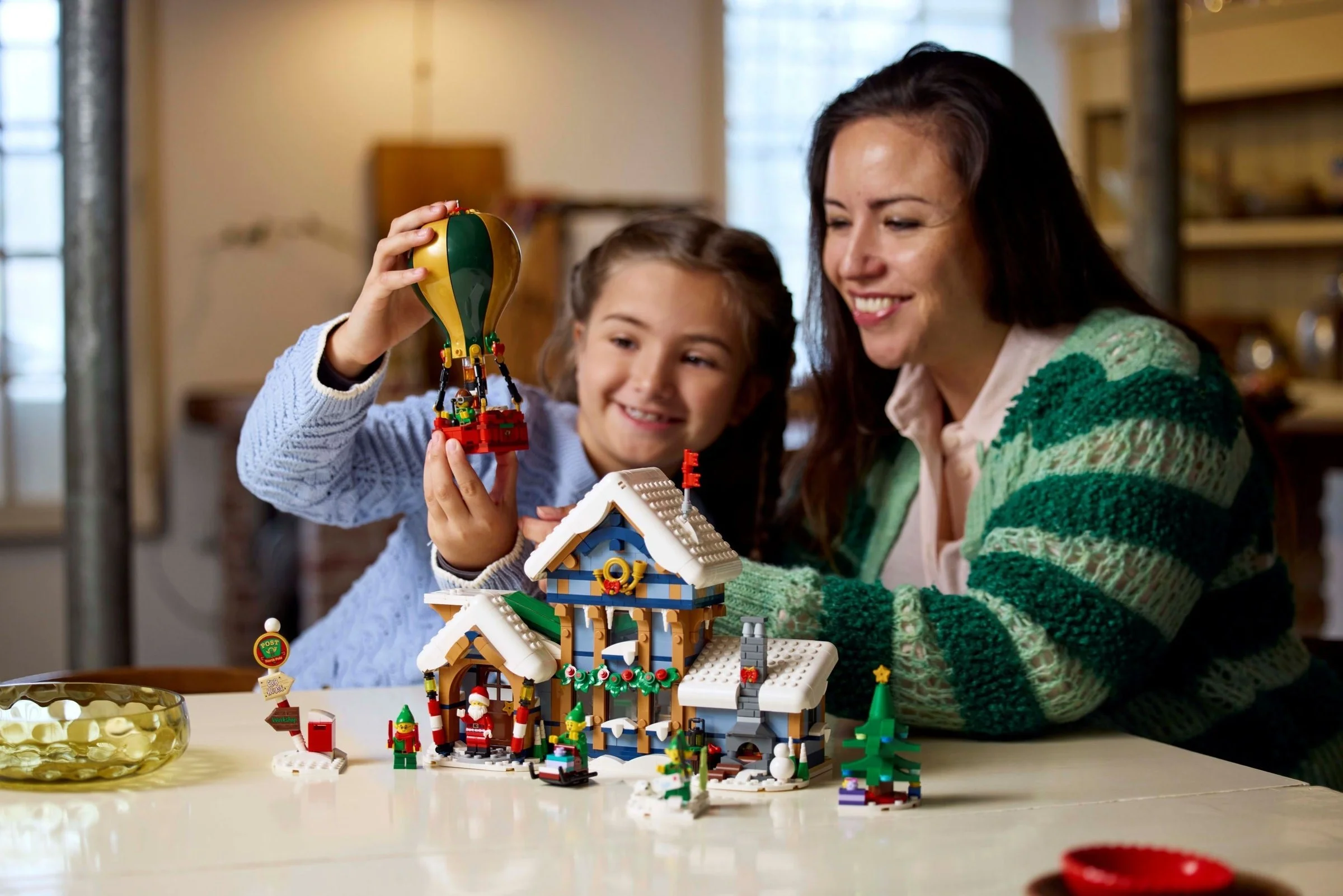 LEGO® 10339 Poczta Świętego Mikołaja - zdjęcie 6