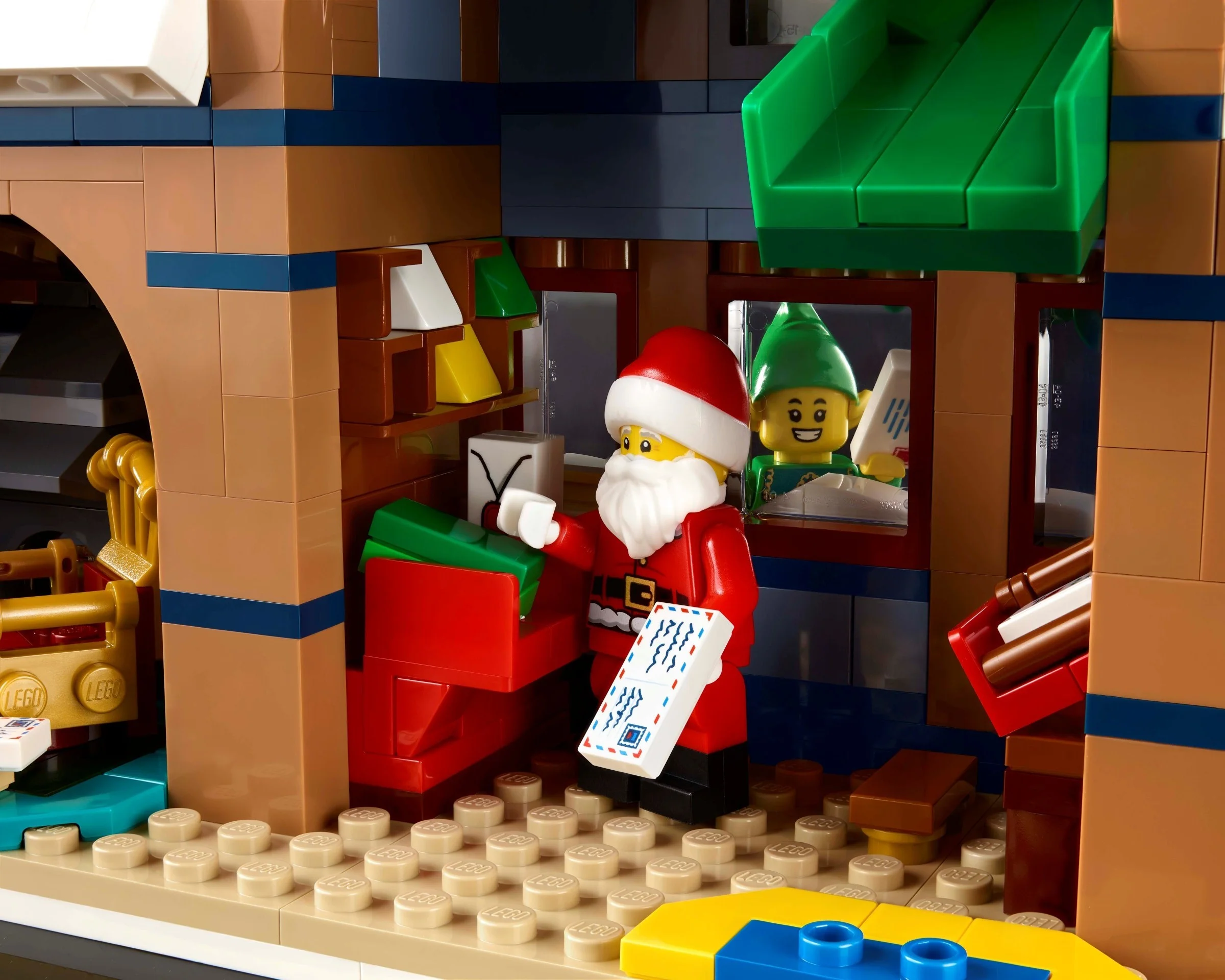 LEGO® 10339 Poczta Świętego Mikołaja - zdjęcie 11