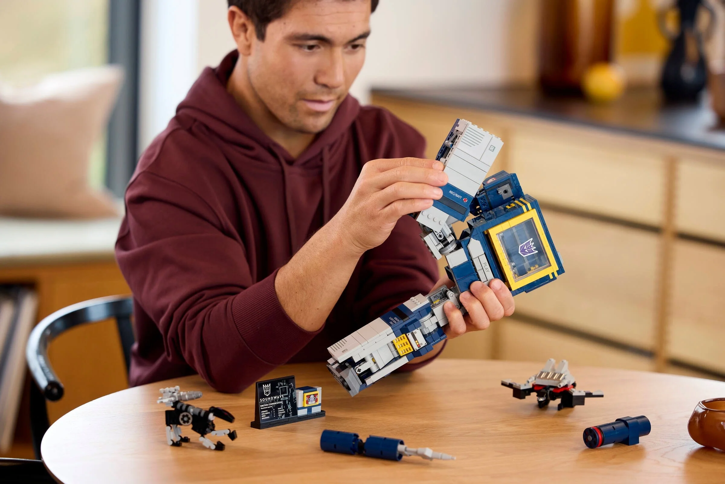 LEGO® 10358 Transformers: Soundwave - zdjęcie 10