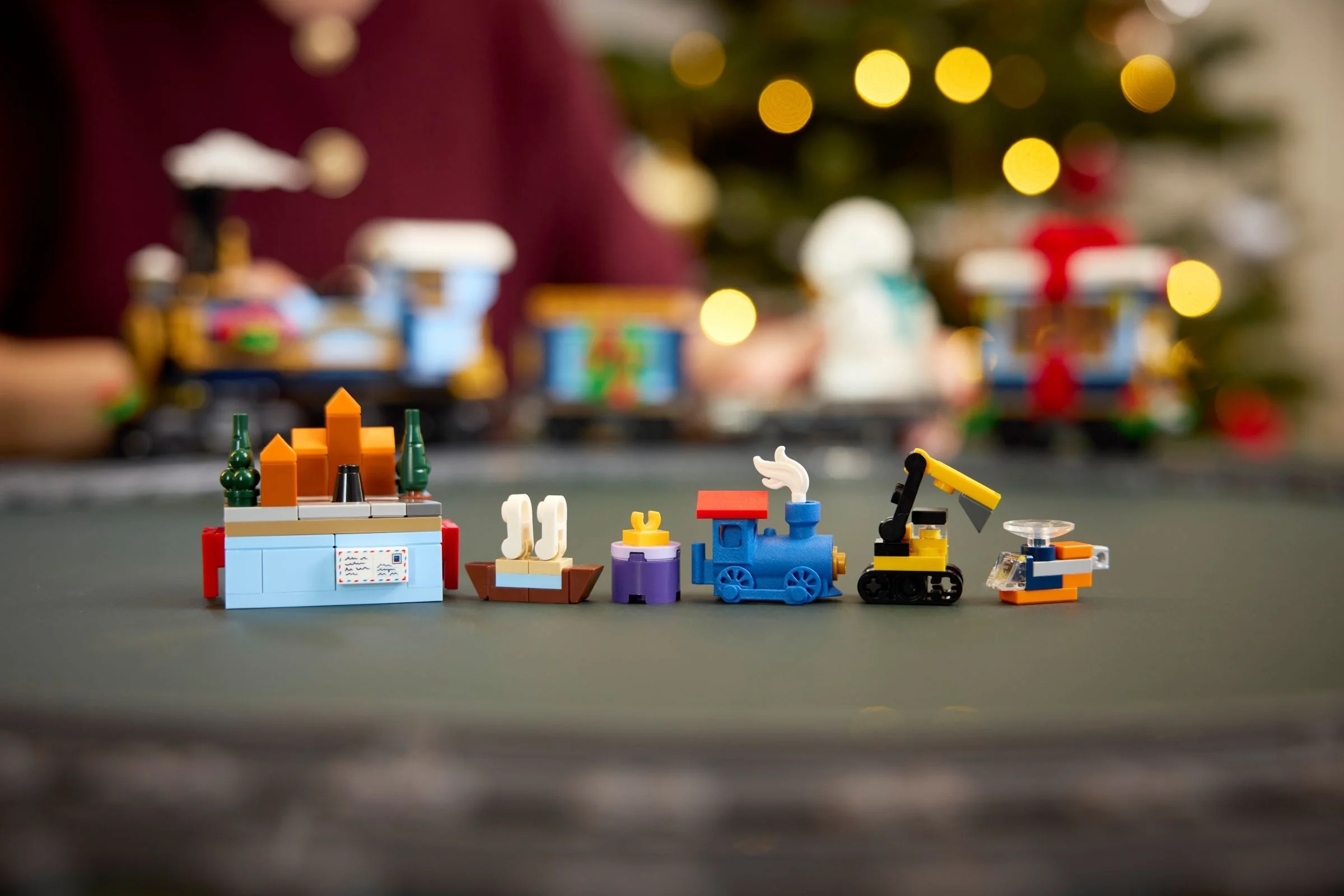 LEGO® 10361 Świąteczny ekspres - zdjęcie 19