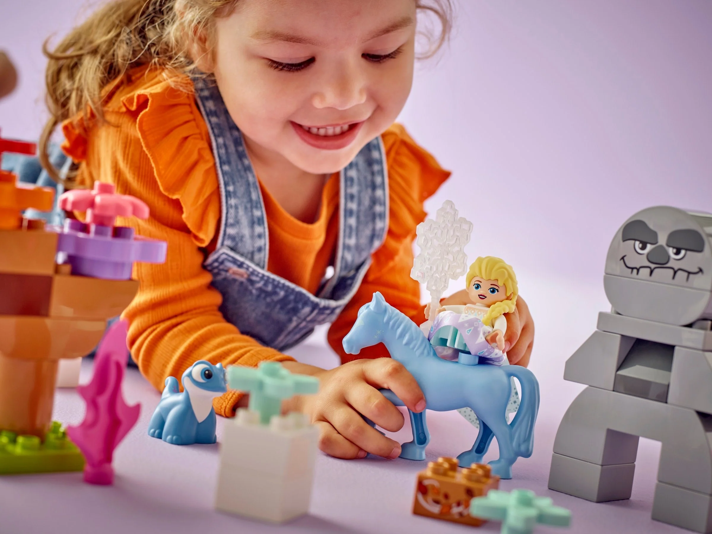 LEGO® 10418 Kraina Lodu Elza I Bruni W Zaczarowanym Lesie - zdjęcie 4