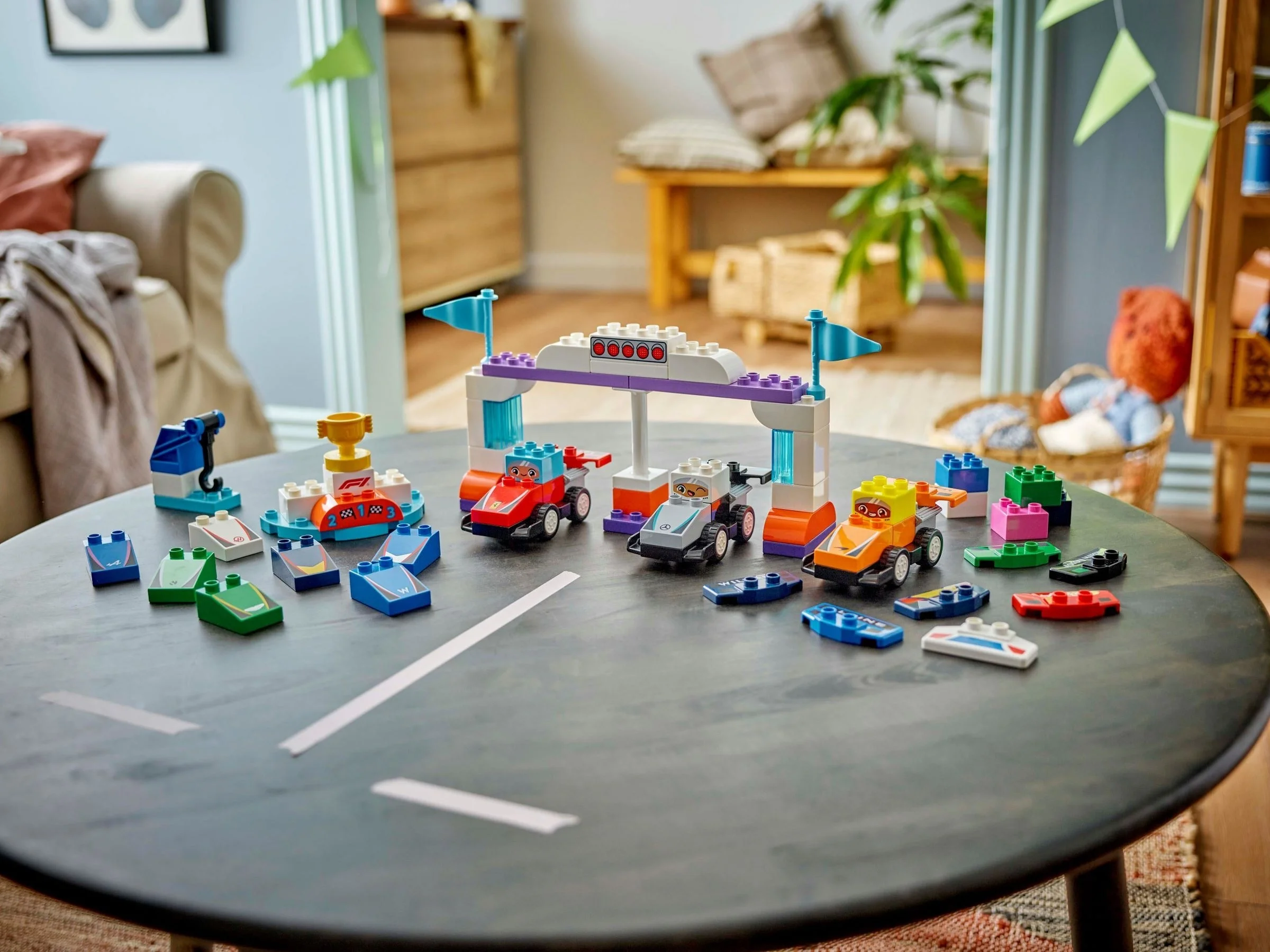 LEGO® 10445 Bolidy i kierowcy F1 - zdjęcie 8
