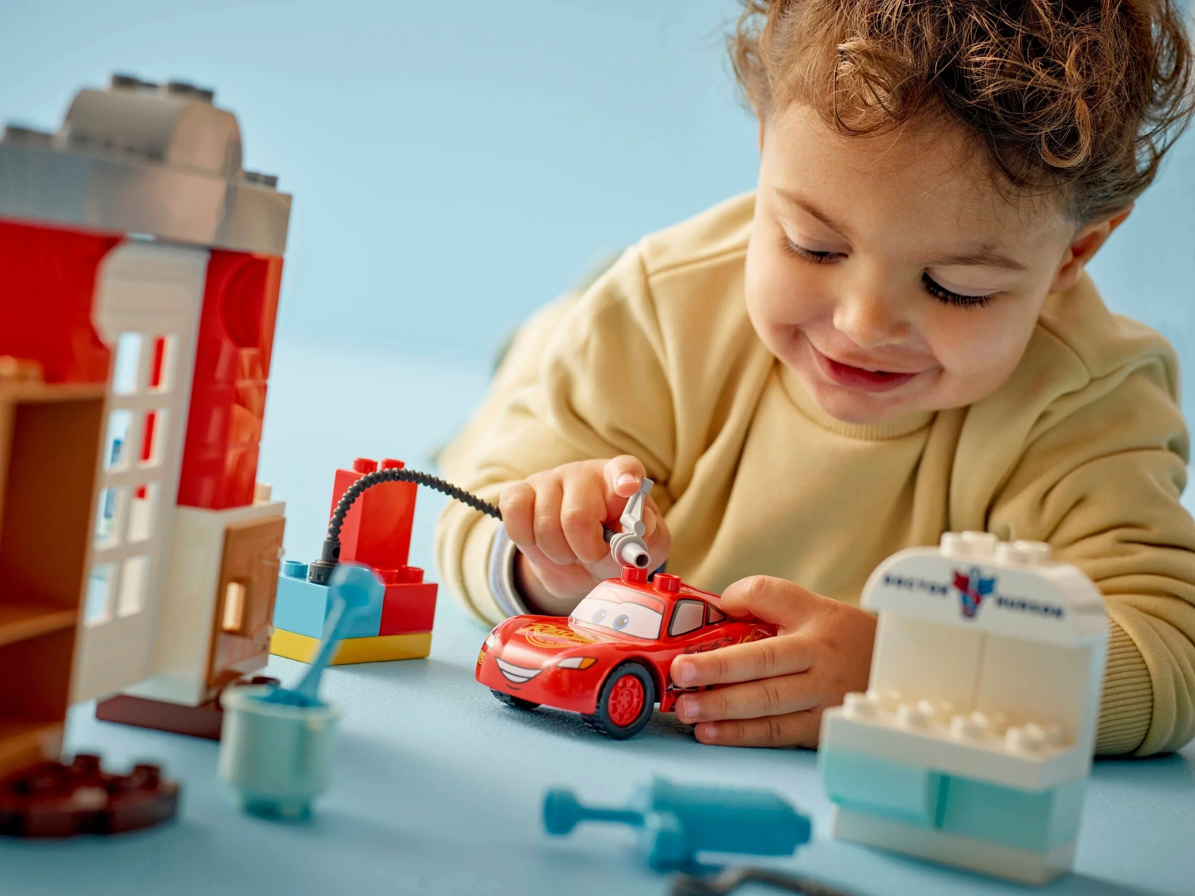 LEGO® 10456 Wizyta McQueena w warsztacie Wójta - zdjęcie 5
