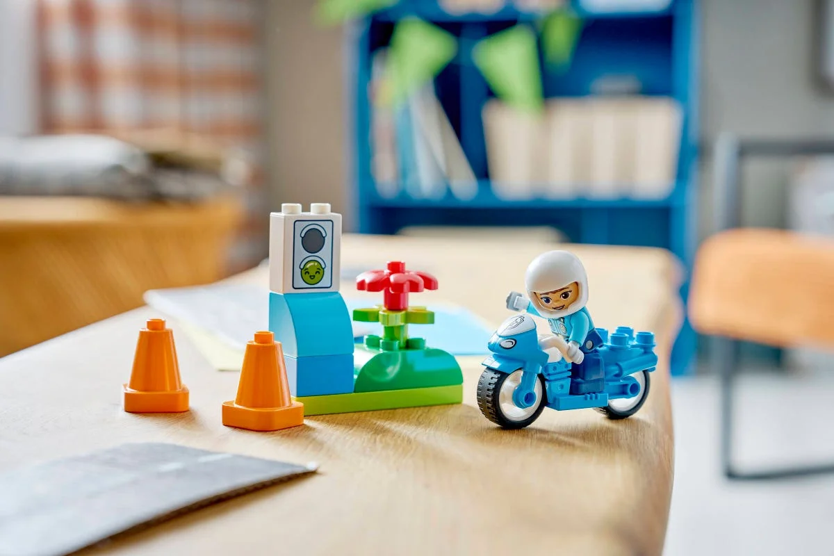 LEGO® 10471 Niebieski motocykl policyjny - zdjęcie 11