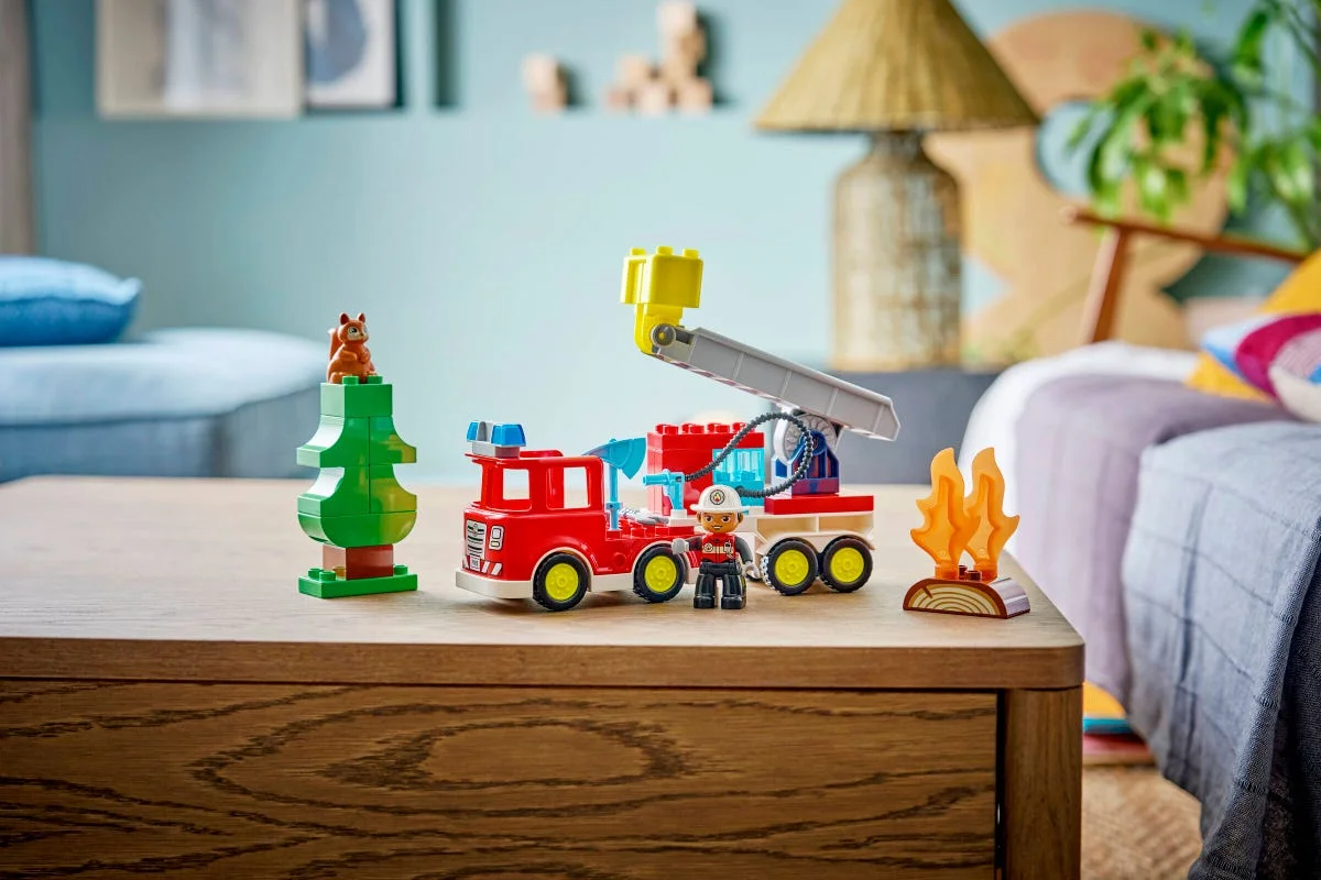 LEGO® 10473 Wóz strażacki z wężem i strażakiem - zdjęcie 7
