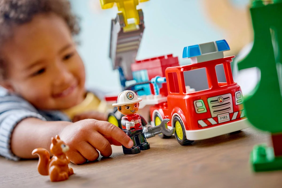 LEGO® 10473 Wóz strażacki z wężem i strażakiem - zdjęcie 22