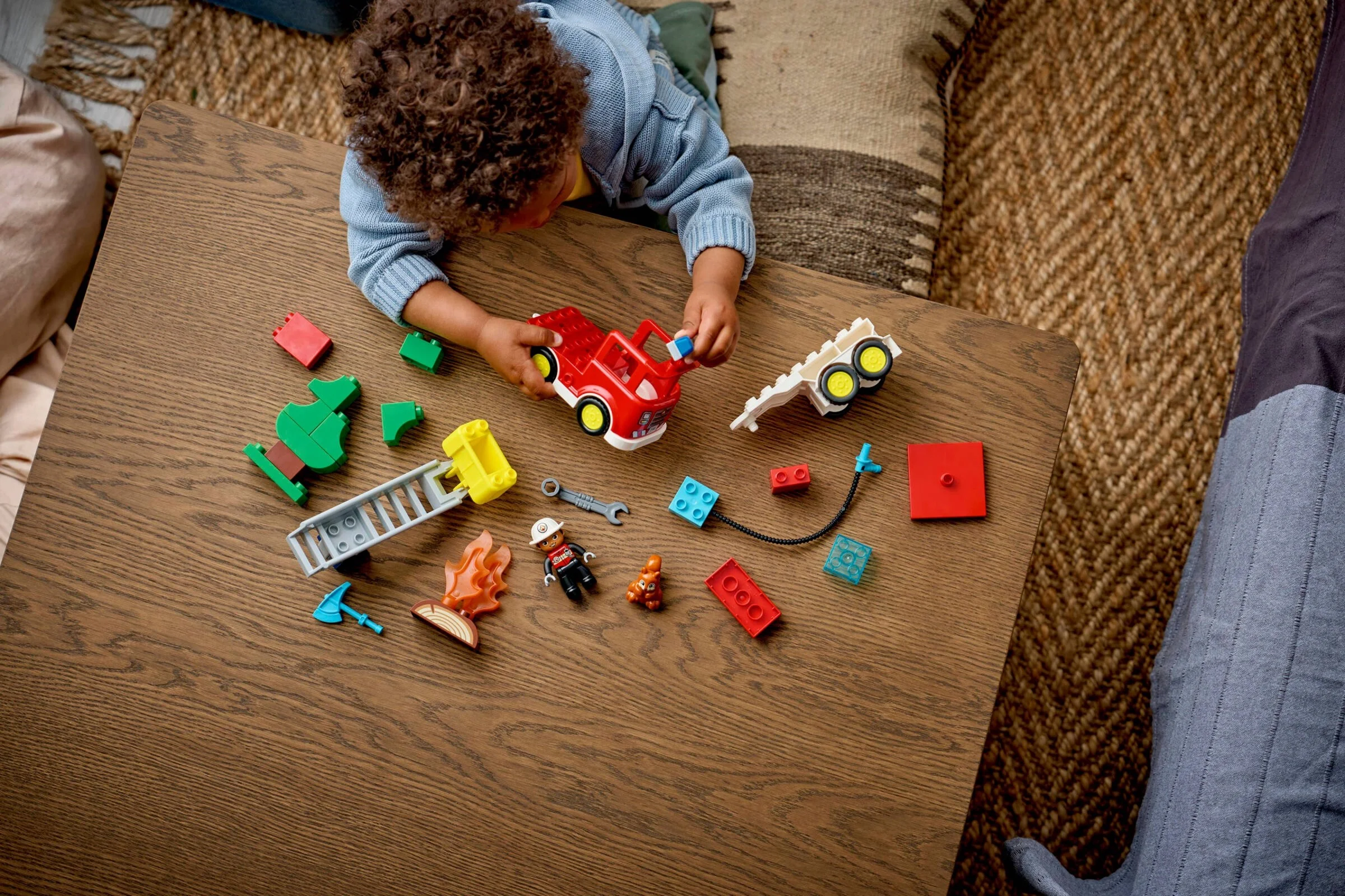 LEGO® 10473 Wóz strażacki z wężem i strażakiem - zdjęcie 25