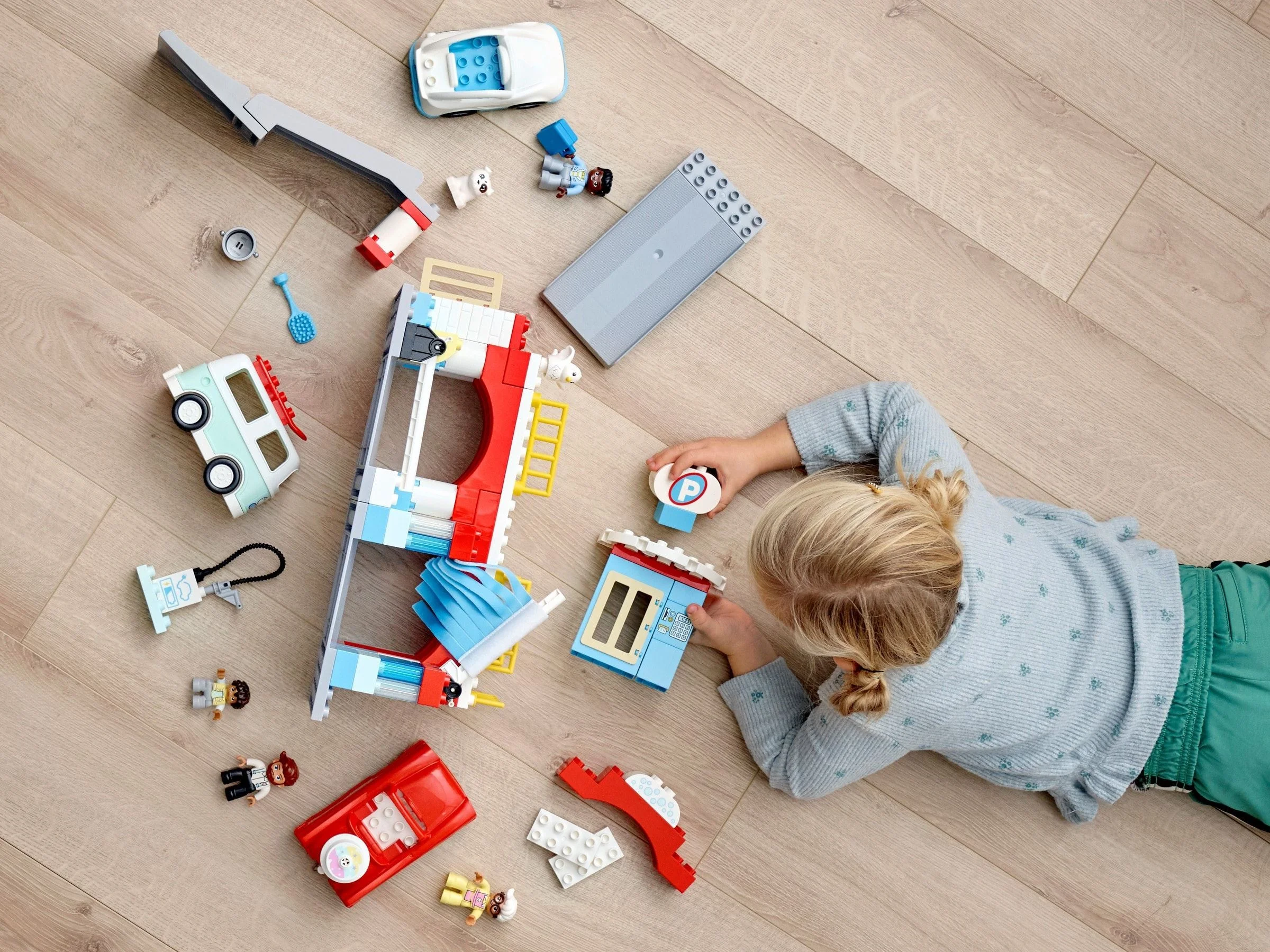 LEGO® 10948 Parking piętrowy i myjnia samochodowa - zdjęcie 10