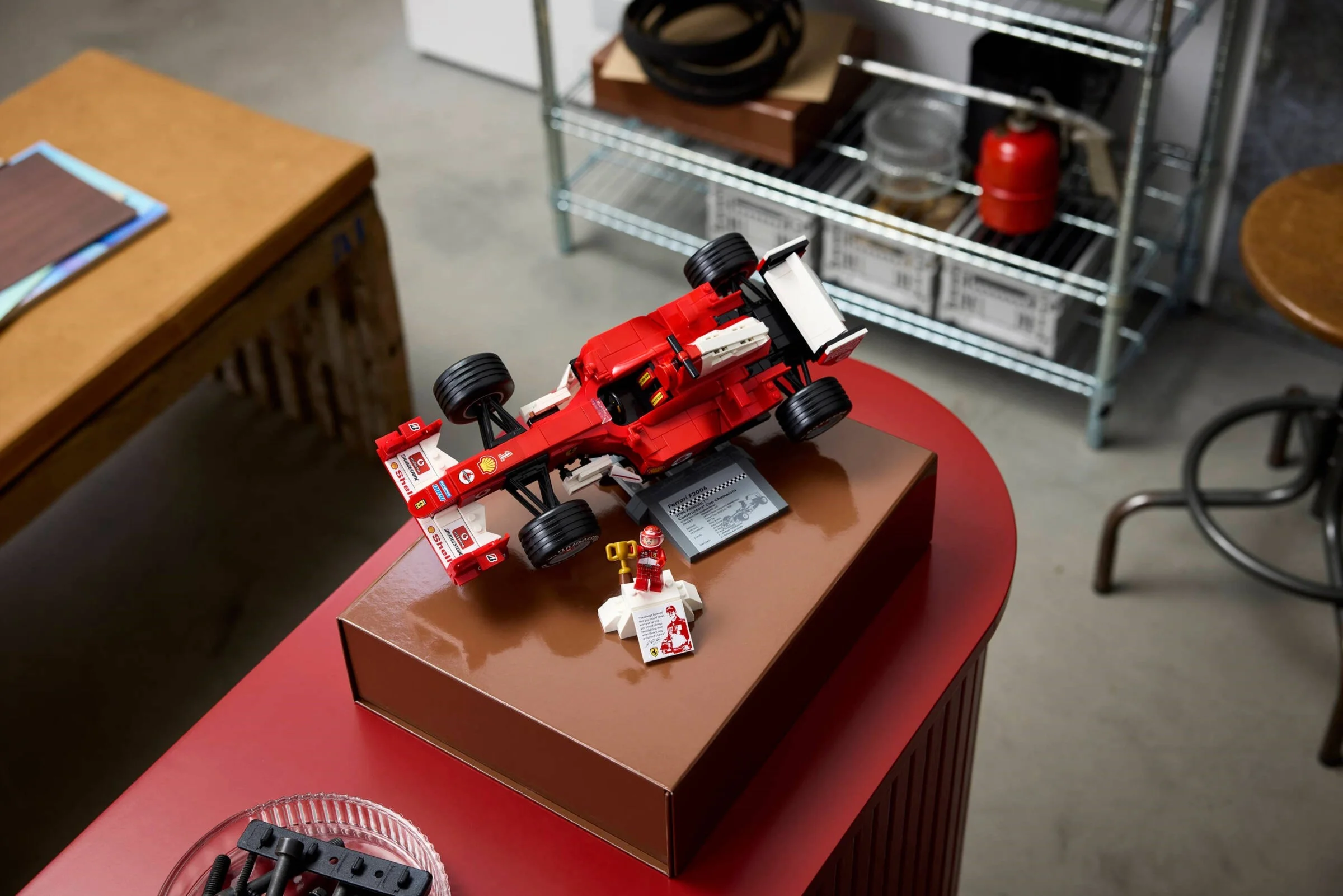 LEGO® 11375 Ferrari F2004 i Michael Schumacher - zdjęcie 12