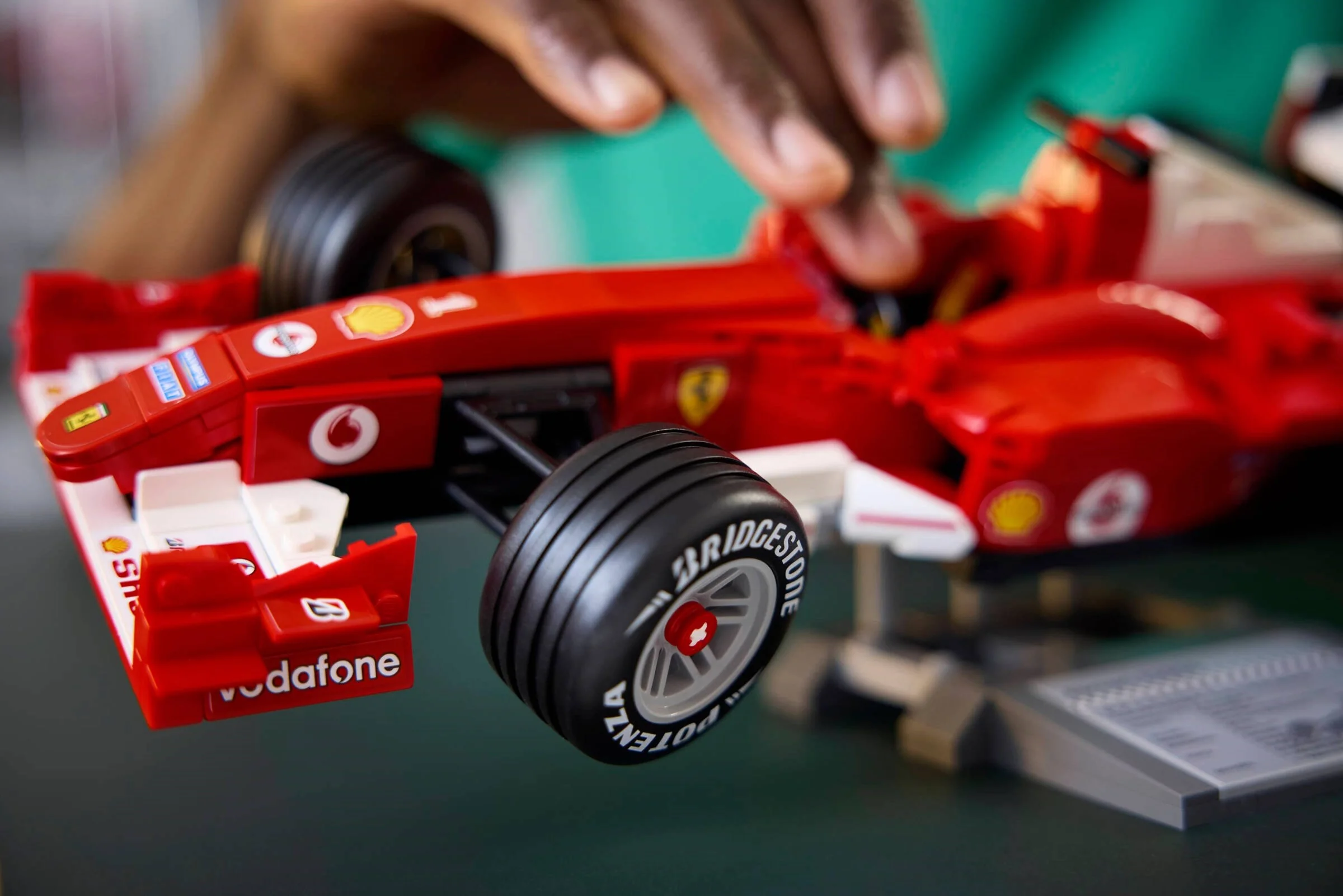 LEGO® 11375 Ferrari F2004 i Michael Schumacher - zdjęcie 8