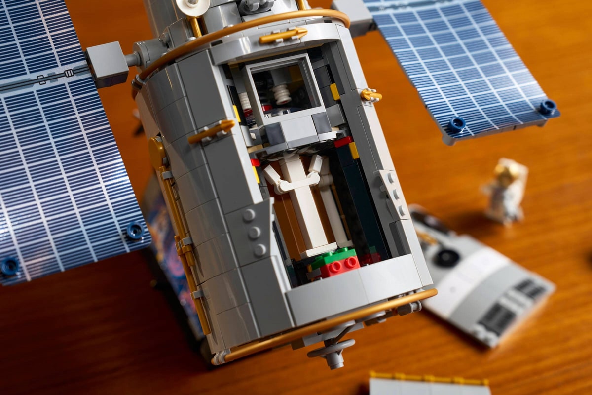 LEGO® 11382 Kosmiczny Teleskop Hubble'a - zdjęcie 12