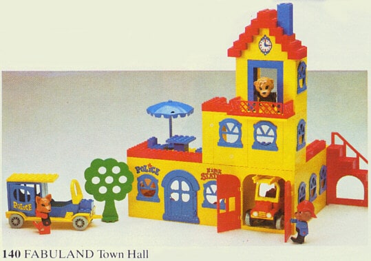Zestaw LEGO Fabuland 140 Town Hall z 1979 roku, ratusz z policją i remizą