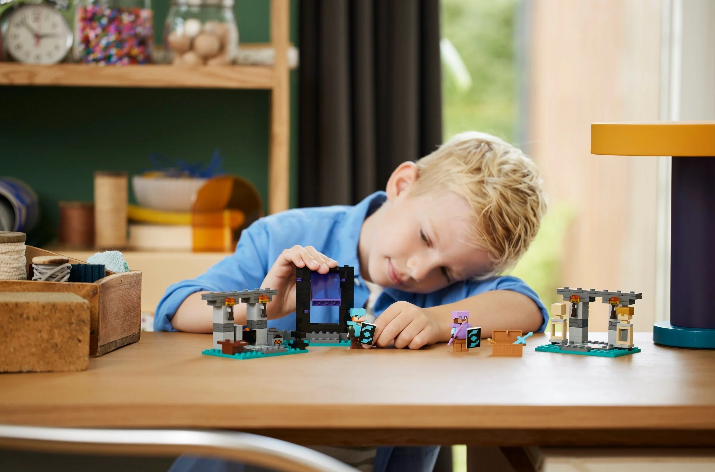 LEGO® 21252 Zbrojownia - zdjęcie 8