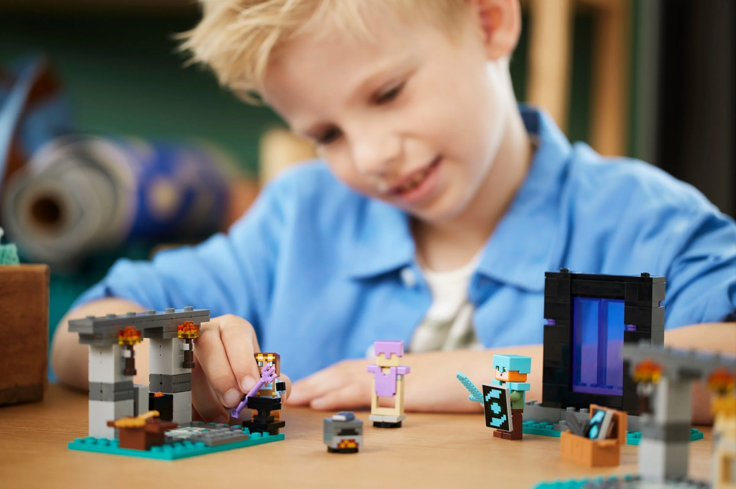 LEGO® 21252 Zbrojownia - zdjęcie 9