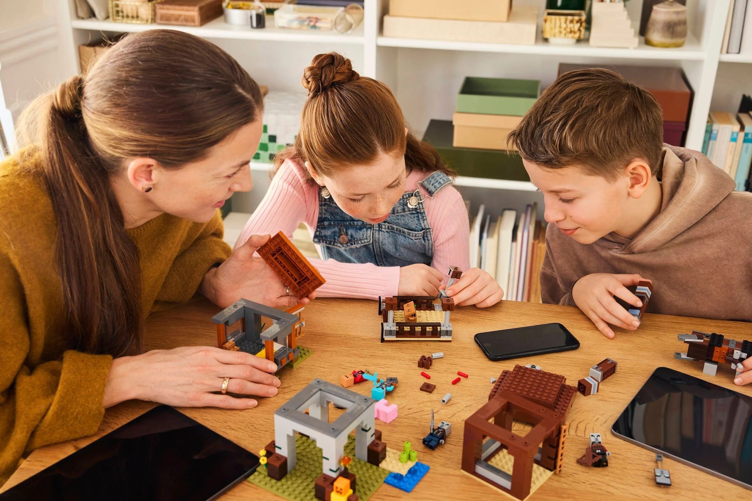 LEGO® 21278 Kryjówka rozbójników i dewastatorów - zdjęcie 6