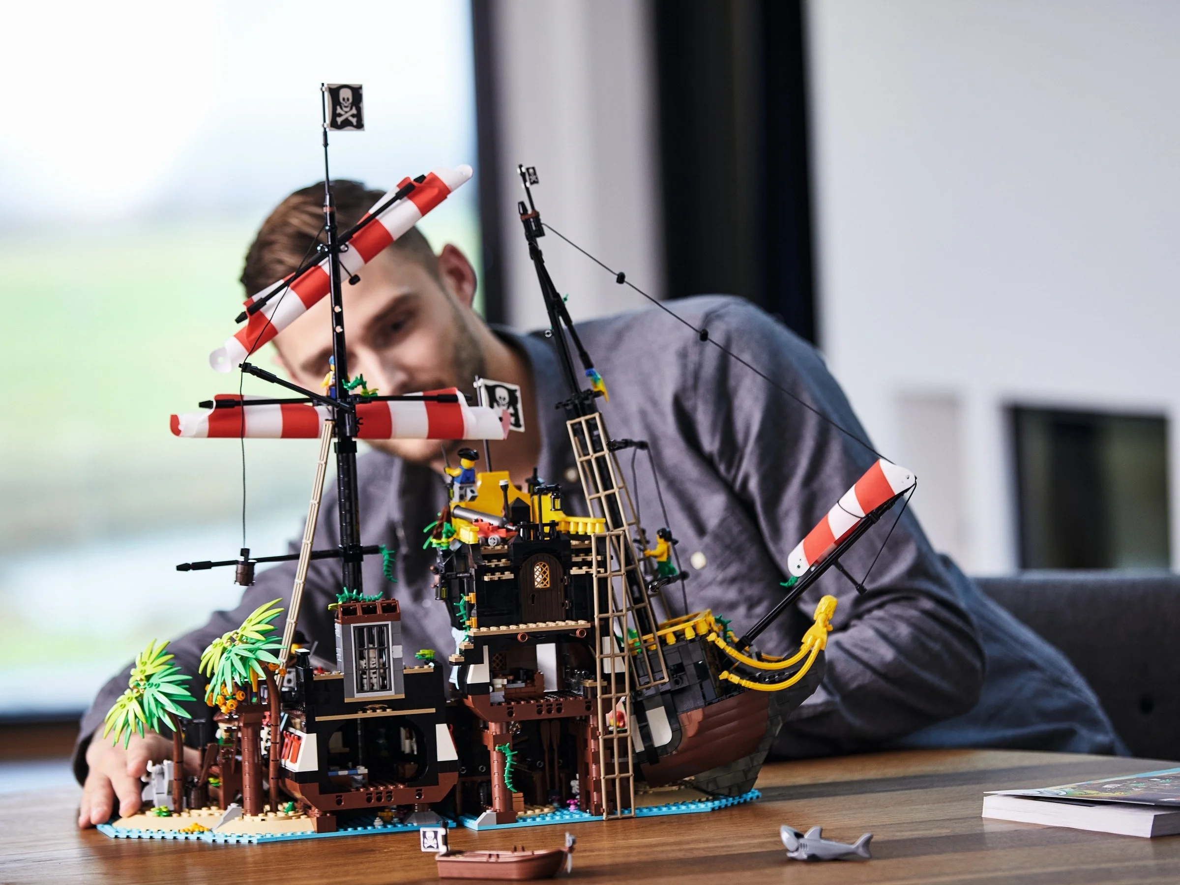 LEGO® 21322 Piraci z Zatoki Barakud - zdjęcie 9