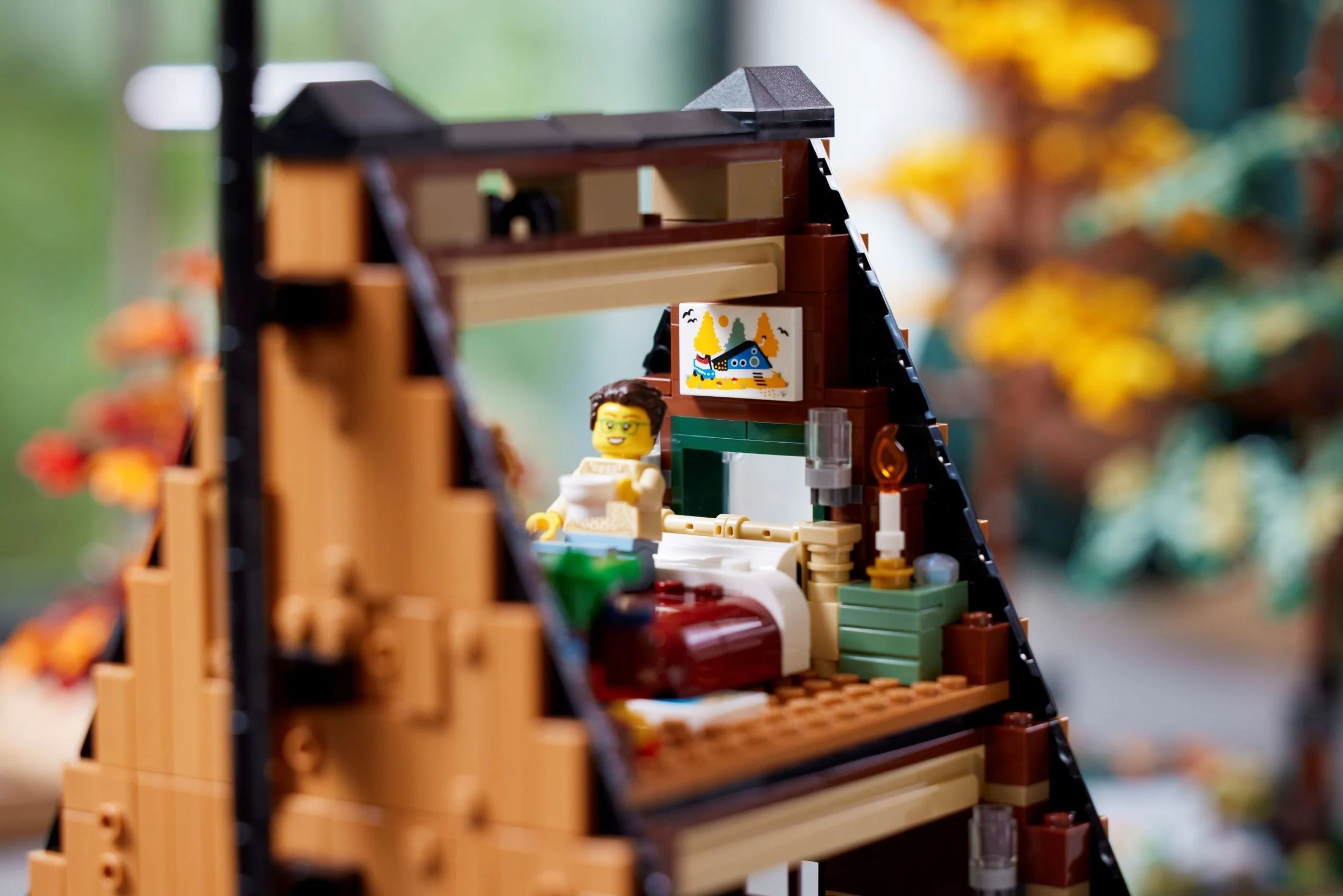 LEGO® 21338 Chatka w kształcie litery A - zdjęcie 14