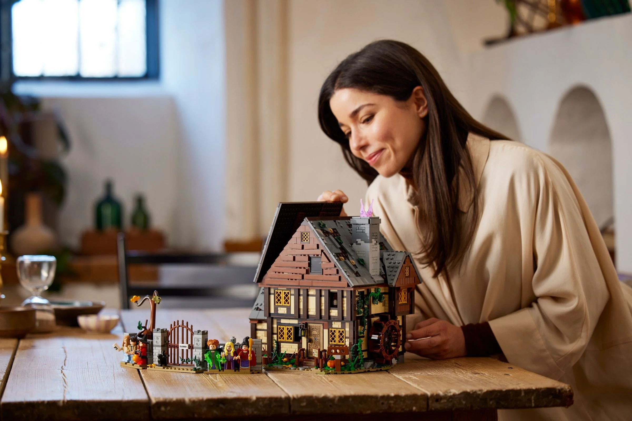 LEGO® 21341 Ideas Disney Hokus Pokus: Chata Sióstr Sanderson - zdjęcie 6