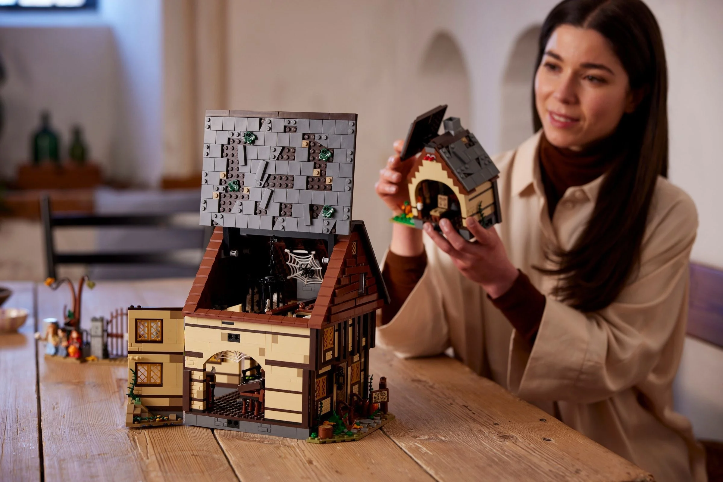 LEGO® 21341 Ideas Disney Hokus Pokus: Chata Sióstr Sanderson - zdjęcie 8