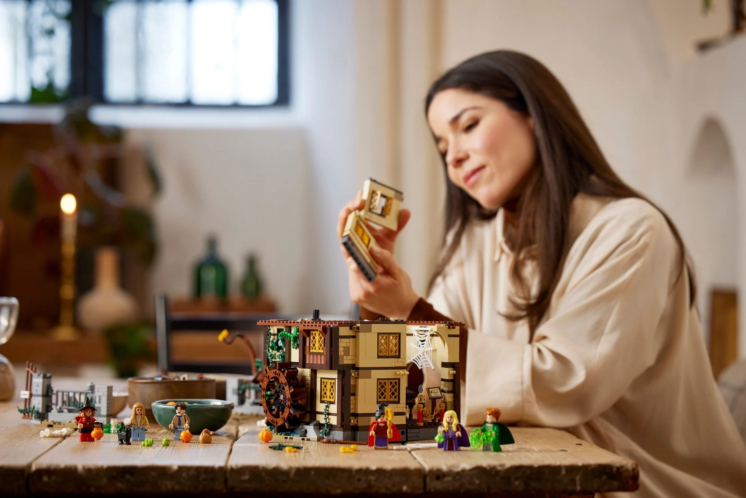 LEGO® 21341 Ideas Disney Hokus Pokus: Chata Sióstr Sanderson - zdjęcie 15