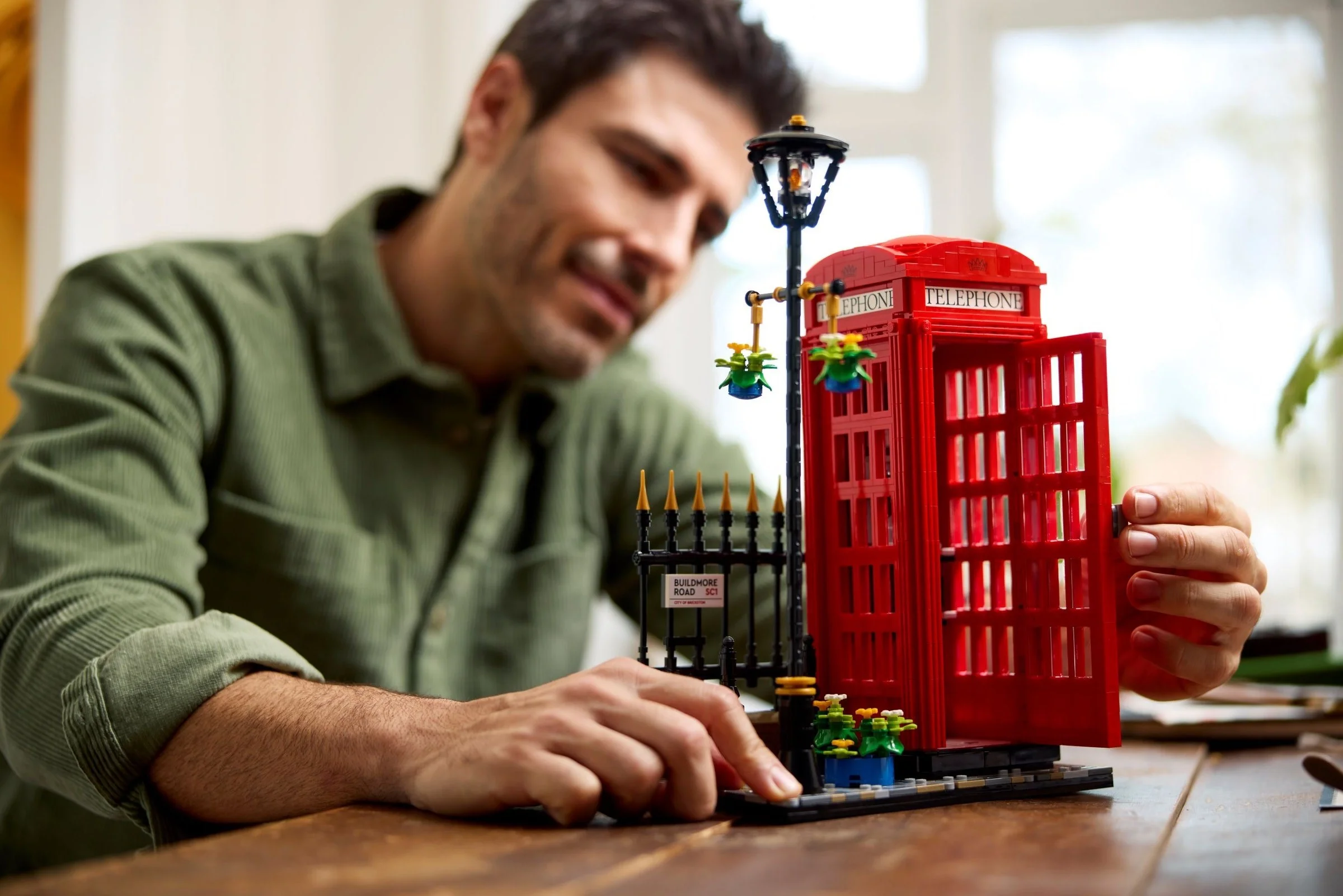 LEGO® 21347 Czerwona londyńska budka telefoniczna - zdjęcie 9