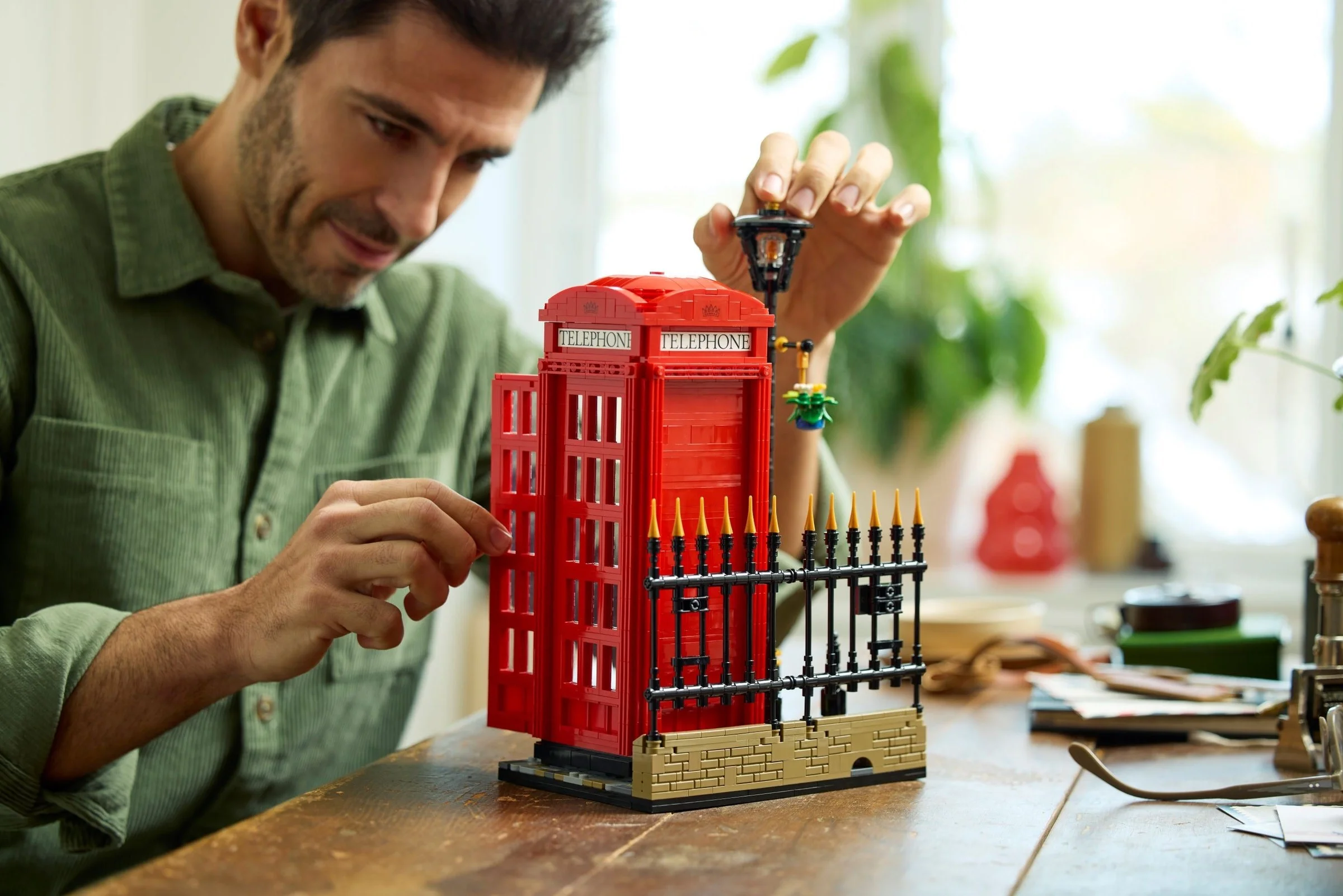 LEGO® 21347 Czerwona londyńska budka telefoniczna - zdjęcie 10