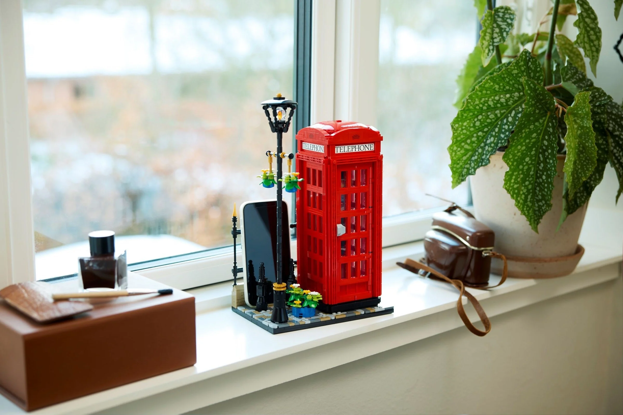 LEGO® 21347 Czerwona londyńska budka telefoniczna - zdjęcie 11