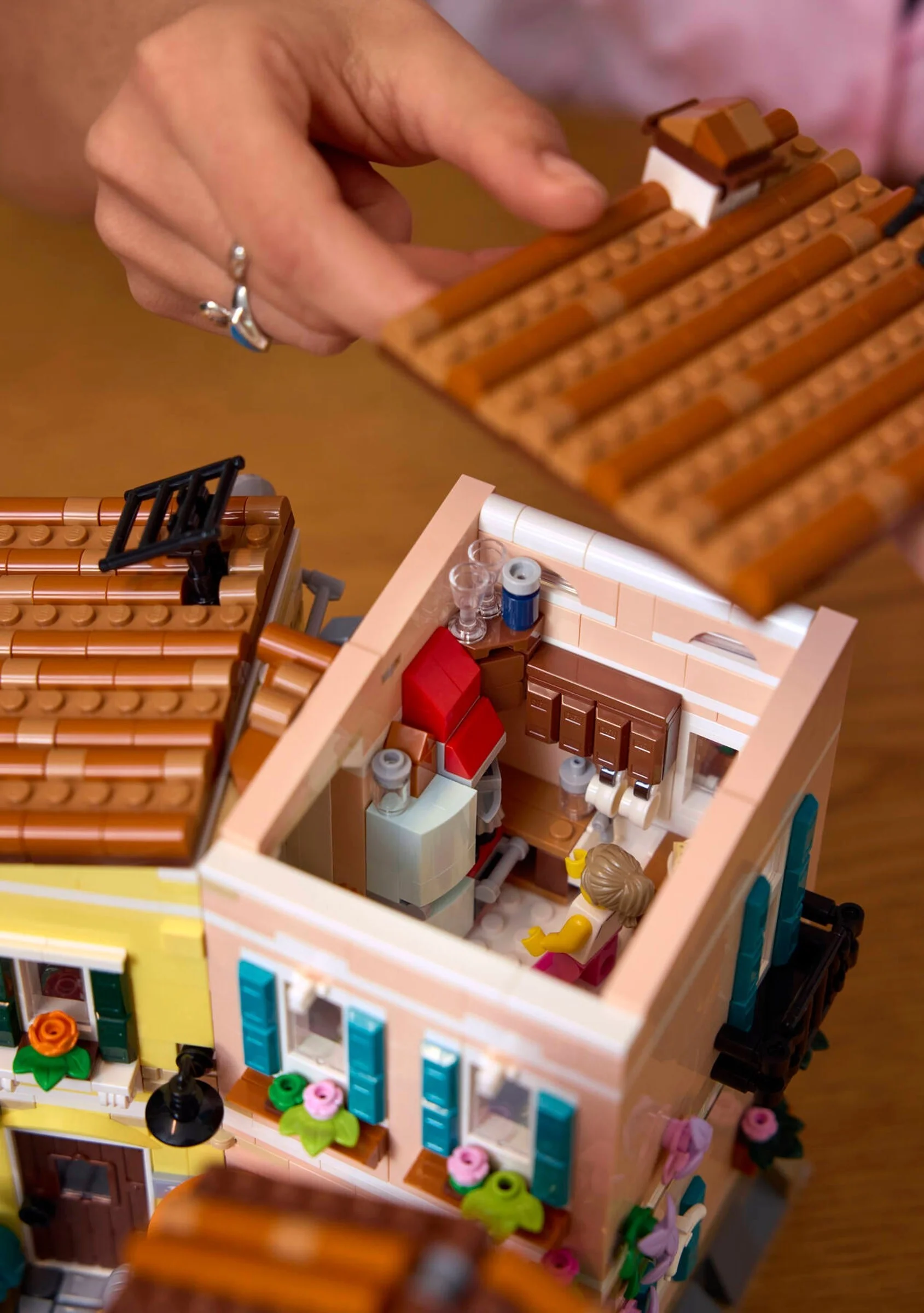 LEGO® 21359 Ideas Włoska Riwiera - zdjęcie 10