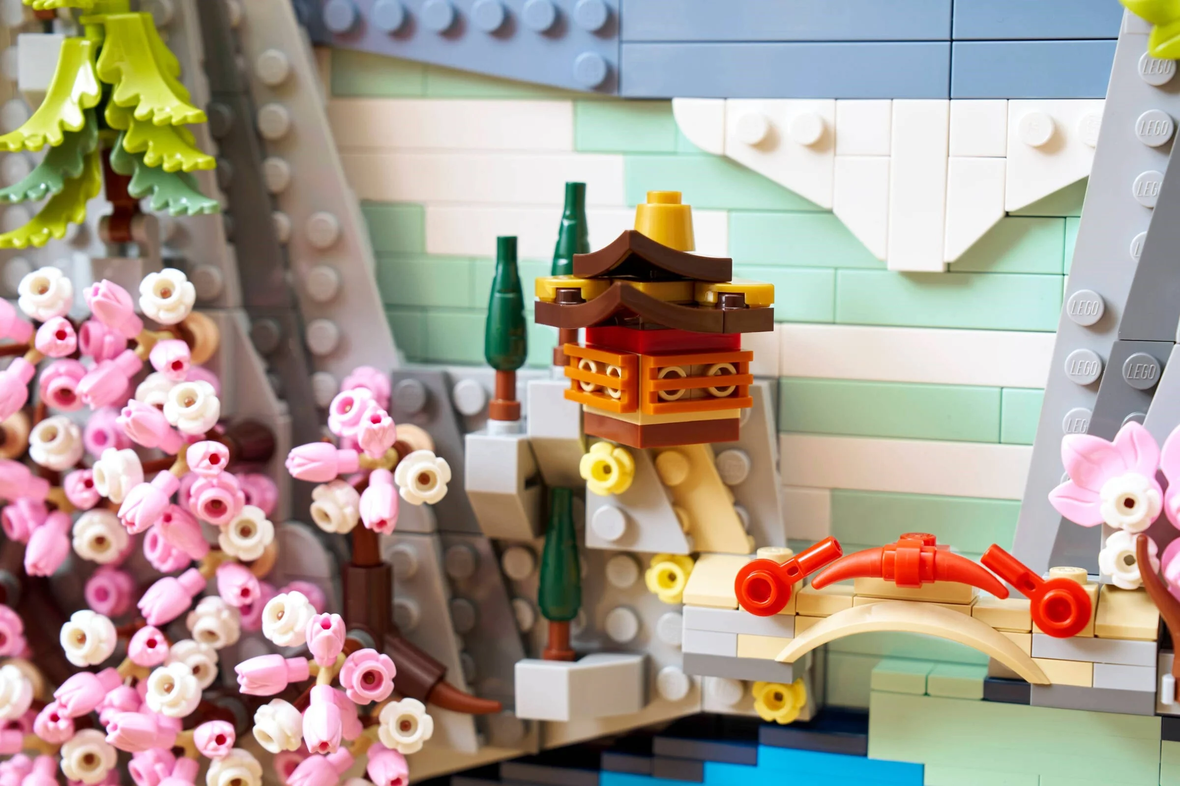 LEGO® 31218 Japoński krajobraz z kwitnącą wiśnią - zdjęcie 23