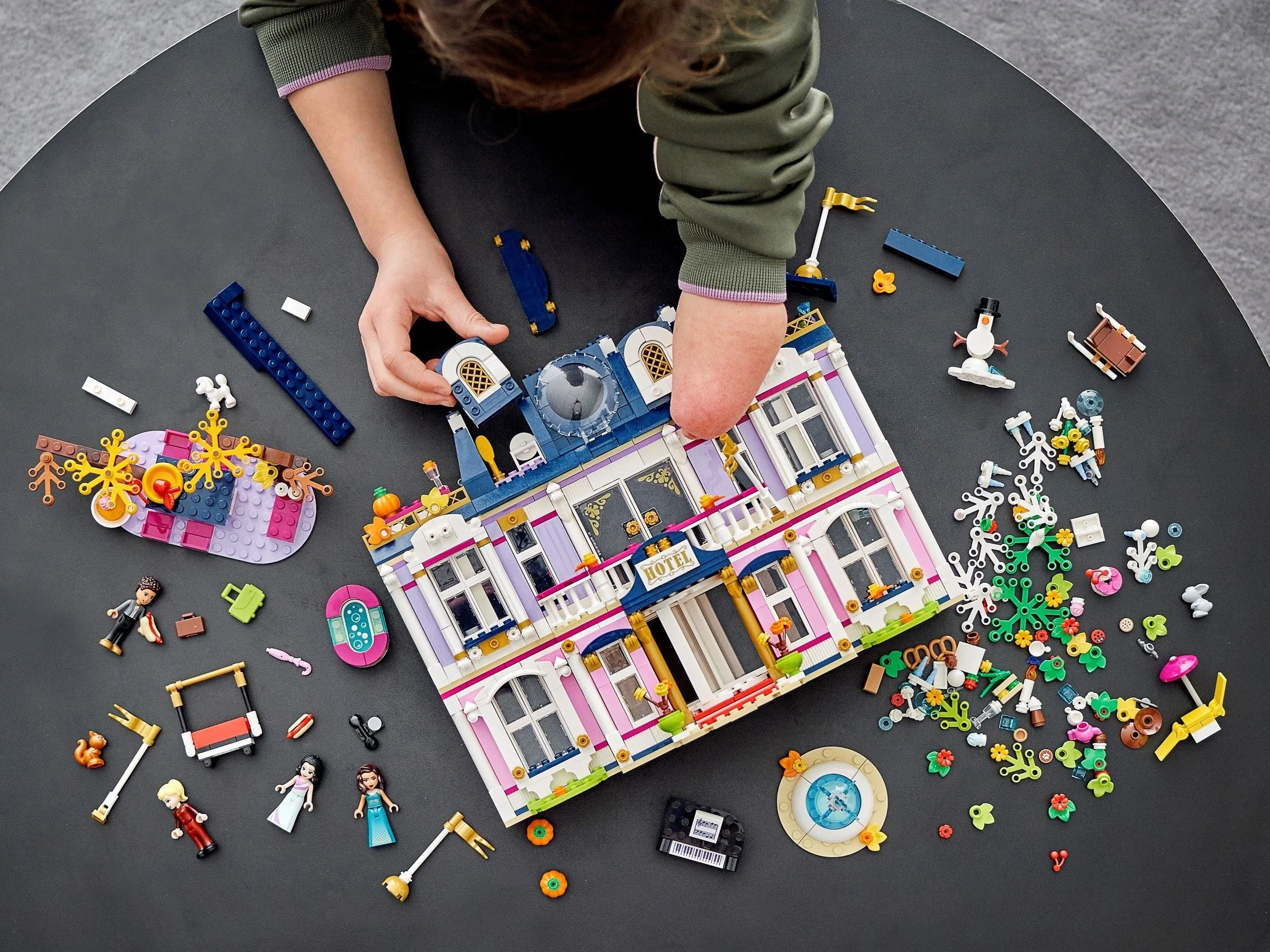 LEGO® 41684 Wielki hotel w mieście Heartlake - zdjęcie 7