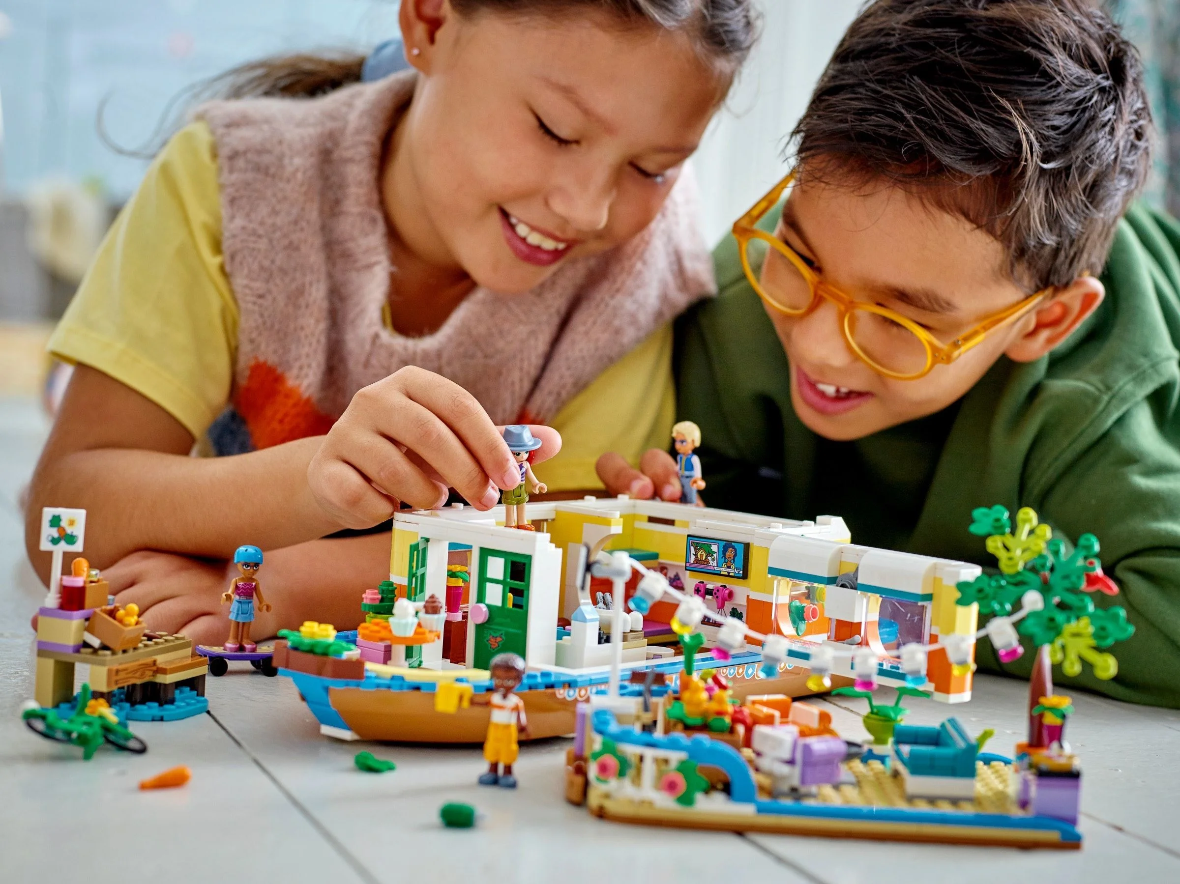 LEGO® 41702 Łódź mieszkalna na kanale - zdjęcie 3