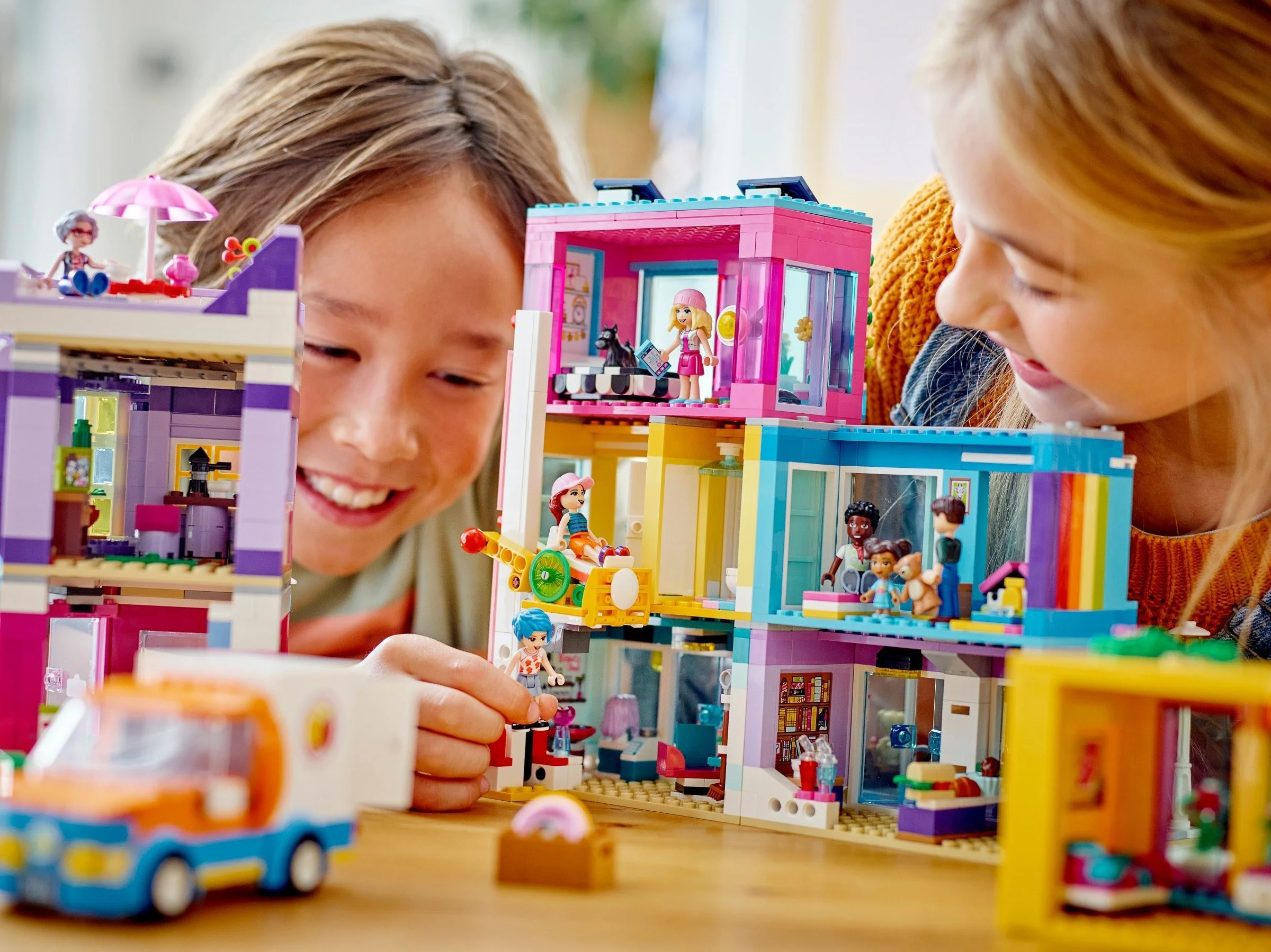 LEGO® 41704 Budynki przy głównej ulicy - zdjęcie 12