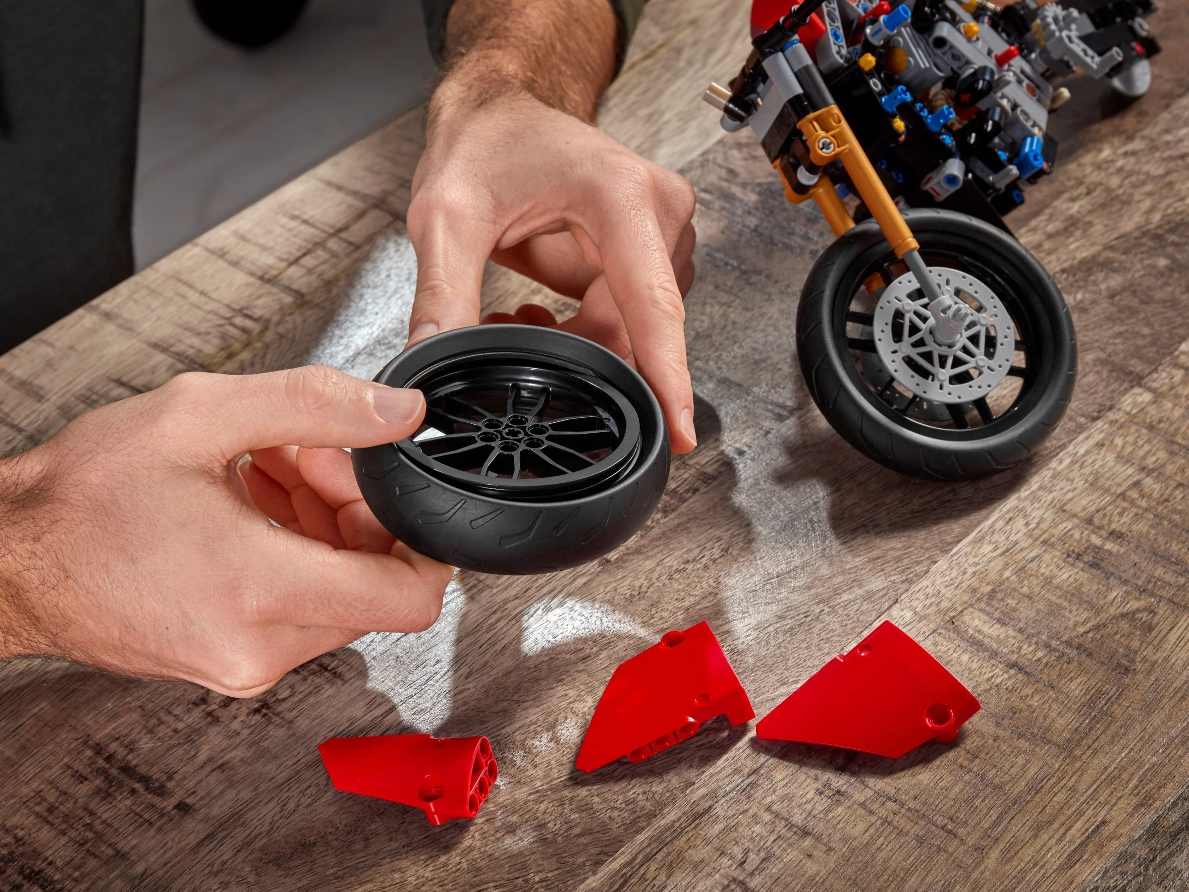 LEGO® 42107 Motor Motocykl Ścigacz Ducati Panigale V4 R - zdjęcie 8